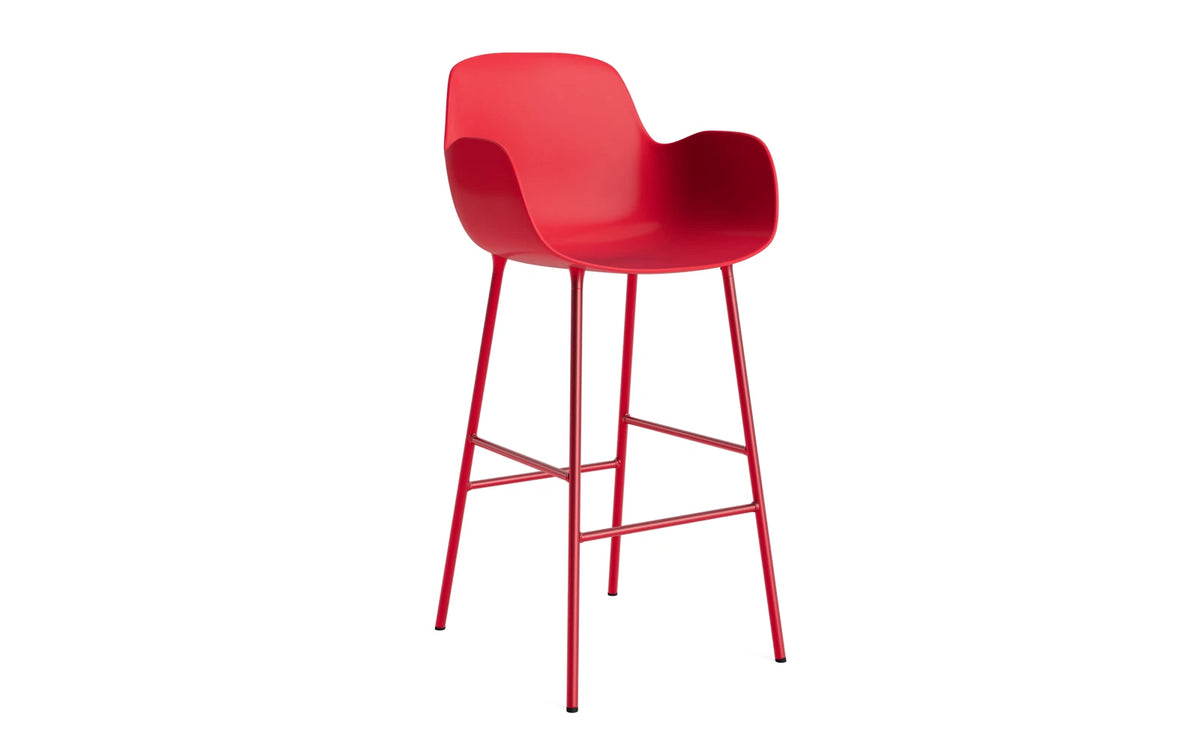 Form Barstuhl mit Armlehne 75 cm Stahl/Leuchtendes rot in Leuchtendes rot präsentiert im Onlineshop von KAQTU Design AG. Barstuhl ist von Normann Copenhagen