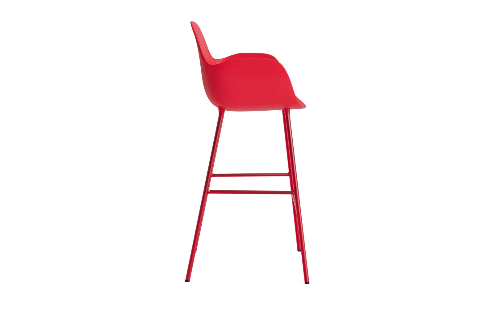 Entdecken Sie den Form Barstuhl mit Armlehne in leuchtendem Rot von Normann Copenhagen – ein elegantes Designhighlight für jeden Raum.