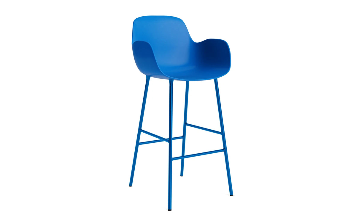 Form Barstuhl mit Armlehne 75 cm Stahl/Leuchtendes blau in Leuchtendes blau präsentiert im Onlineshop von KAQTU Design AG. Barstuhl ist von Normann Copenhagen