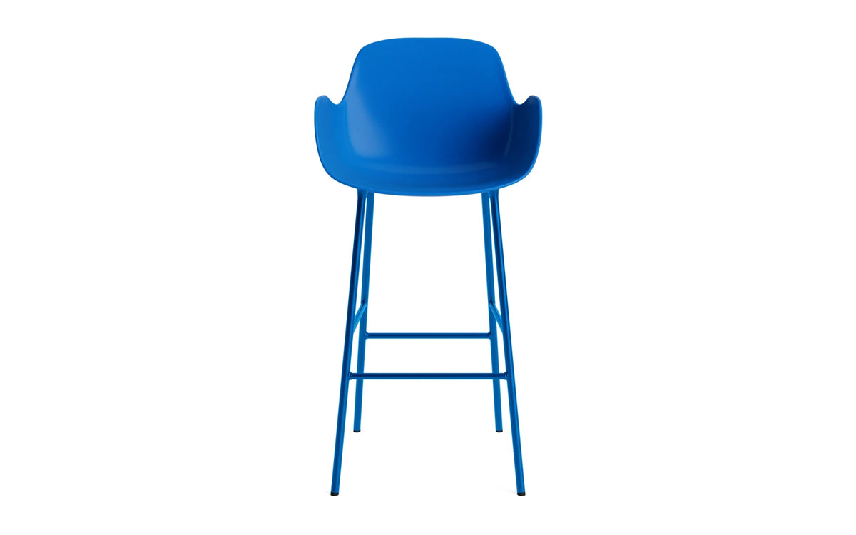 Form Barstuhl mit Armlehne 75 cm Stahl/Leuchtendes blau in Leuchtendes blau präsentiert im Onlineshop von KAQTU Design AG. Barstuhl ist von Normann Copenhagen