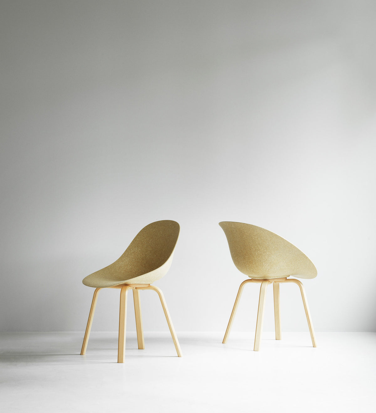 Mat Lehnstuhl Buchenholz in Hanffasern präsentiert im Onlineshop von KAQTU Design AG. Stuhl mit Armlehne ist von Normann Copenhagen