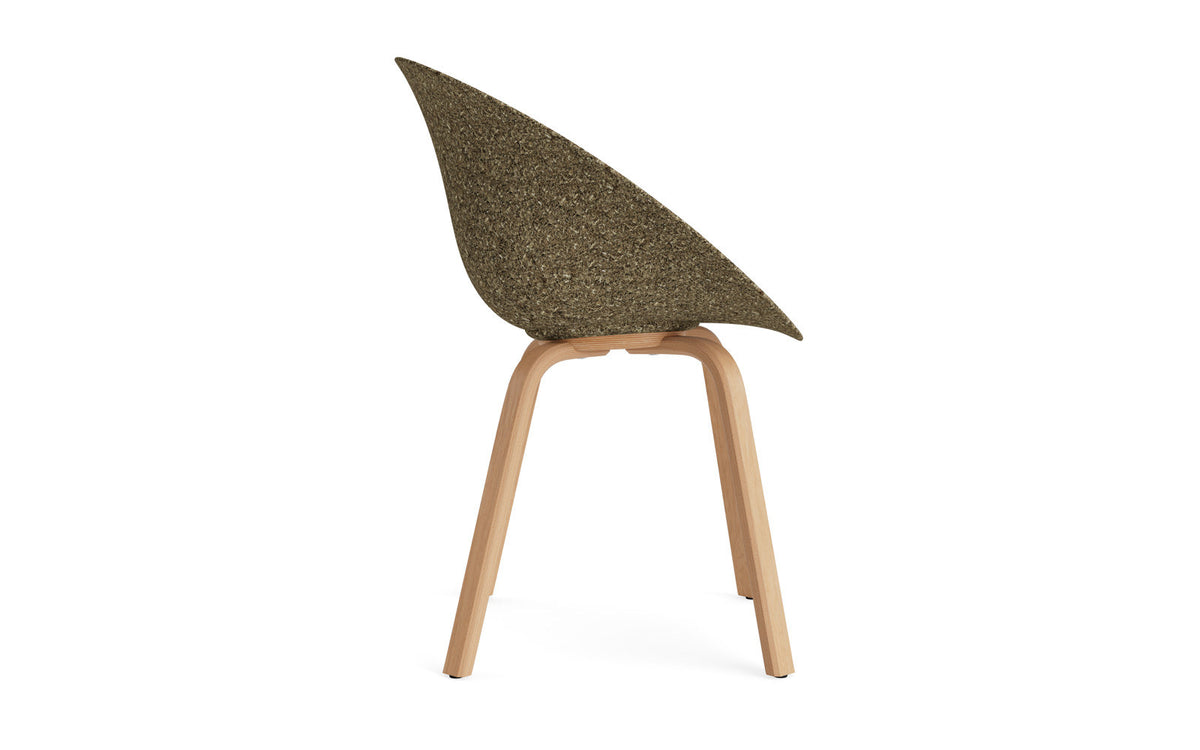 Mat Lehnstuhl Buchenholz in Seegras präsentiert im Onlineshop von KAQTU Design AG. Stuhl mit Armlehne ist von Normann Copenhagen