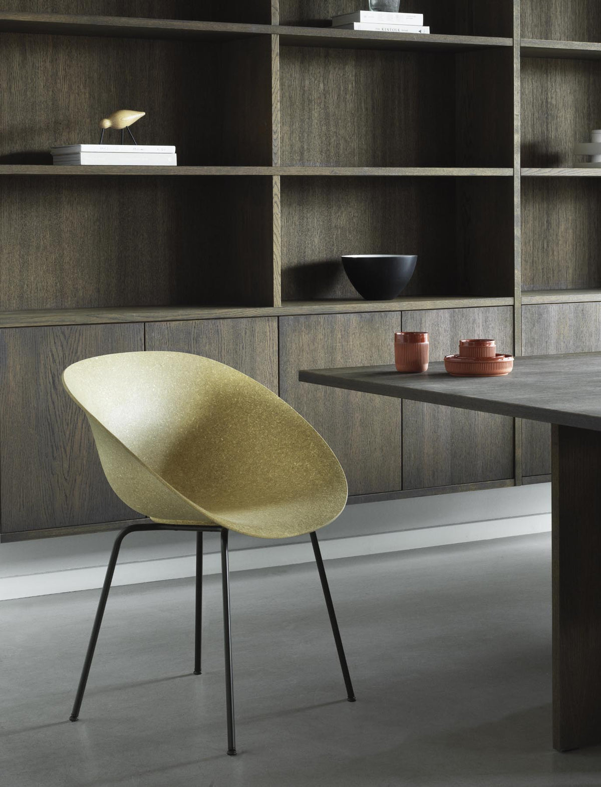 Mat Lehnstuhl Creme stahl Hanf in Hanf präsentiert im Onlineshop von KAQTU Design AG. Stuhl mit Armlehne ist von Normann Copenhagen