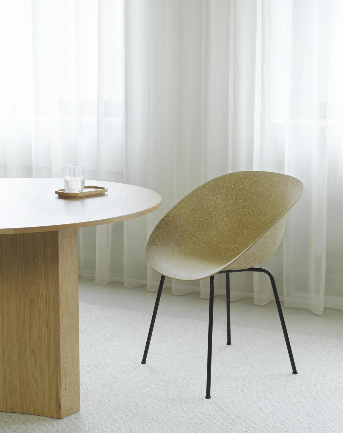 Mat Lehnstuhl Creme stahl Hanf in Hanf präsentiert im Onlineshop von KAQTU Design AG. Stuhl mit Armlehne ist von Normann Copenhagen