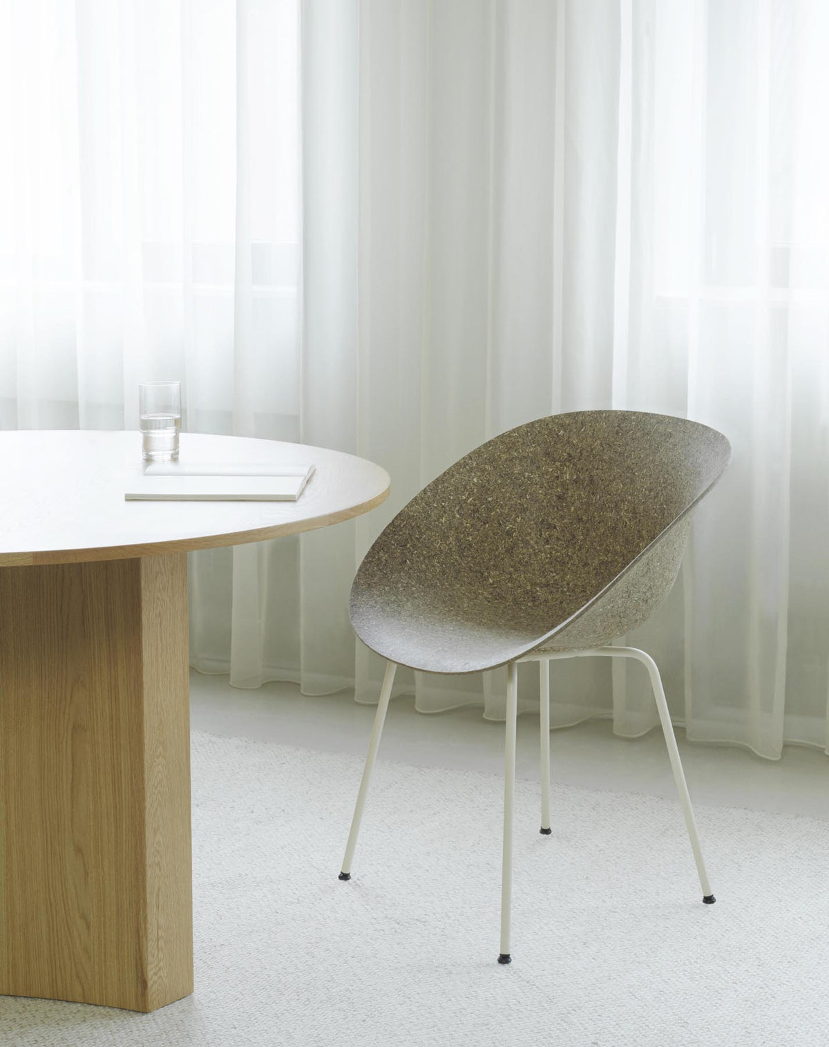 Mat Lehnstuhl Creme stahl Seegras in Seegras präsentiert im Onlineshop von KAQTU Design AG. Stuhl mit Armlehne ist von Normann Copenhagen