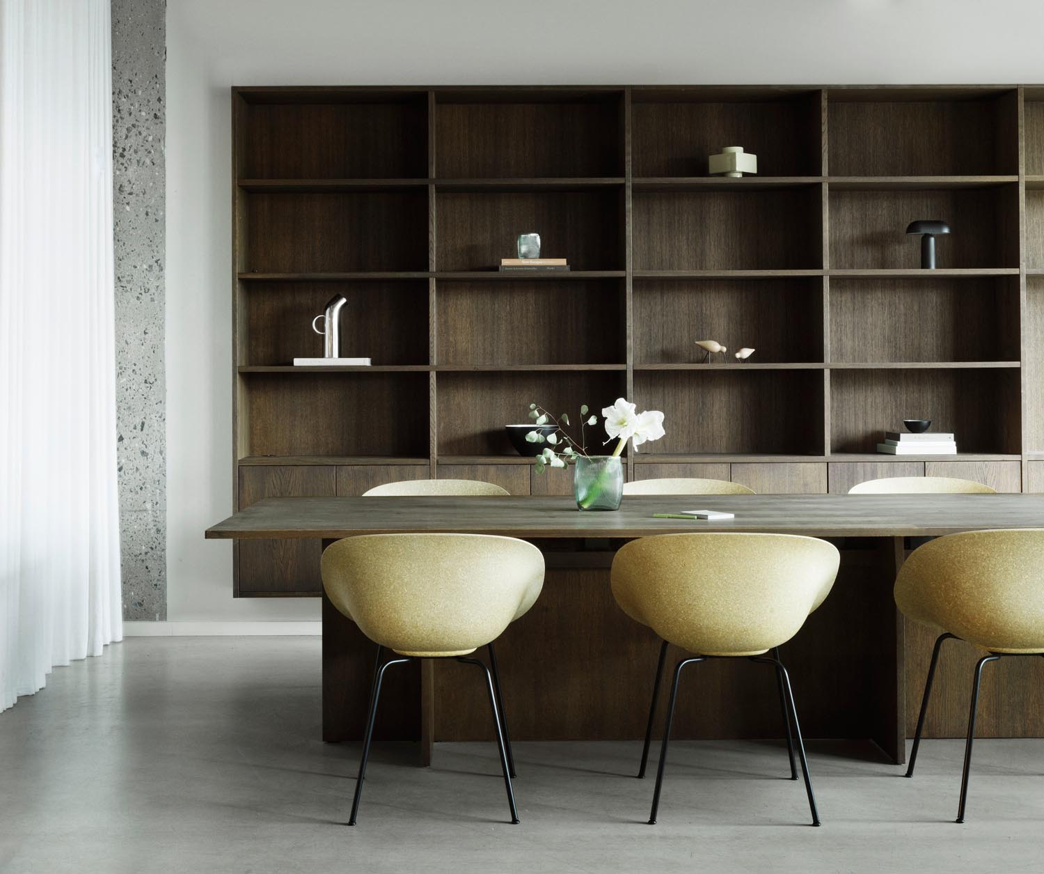 Entdecken Sie den Mat Lehnstuhl von Normann Copenhagen: elegantes Design aus schwarzem Stahl und nachhaltigem Hanf für stilvolle Wohnräume.