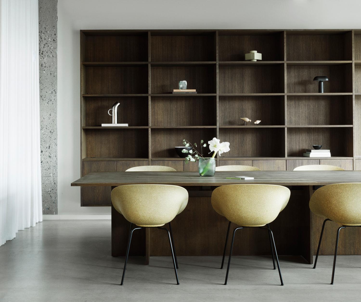 Entdecken Sie den Mat Lehnstuhl von Normann Copenhagen: stilvolles Design aus schwarzem Stahl und nachhaltigem Hanf für Ihr Zuhause.