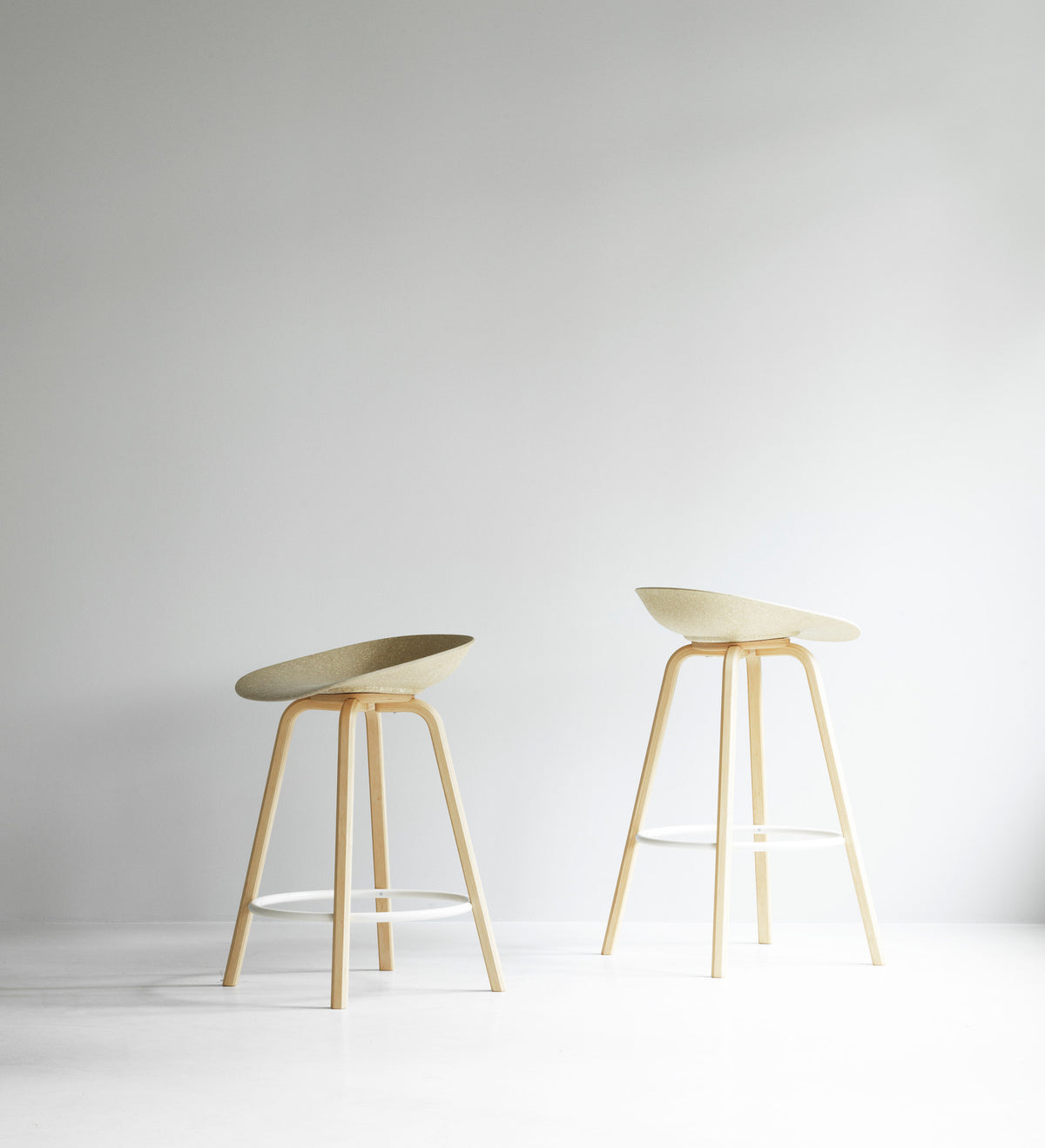 Mat Barstuhl 65 cm Buchenholz/creme in Seegras präsentiert im Onlineshop von KAQTU Design AG. Barstuhl ist von Normann Copenhagen