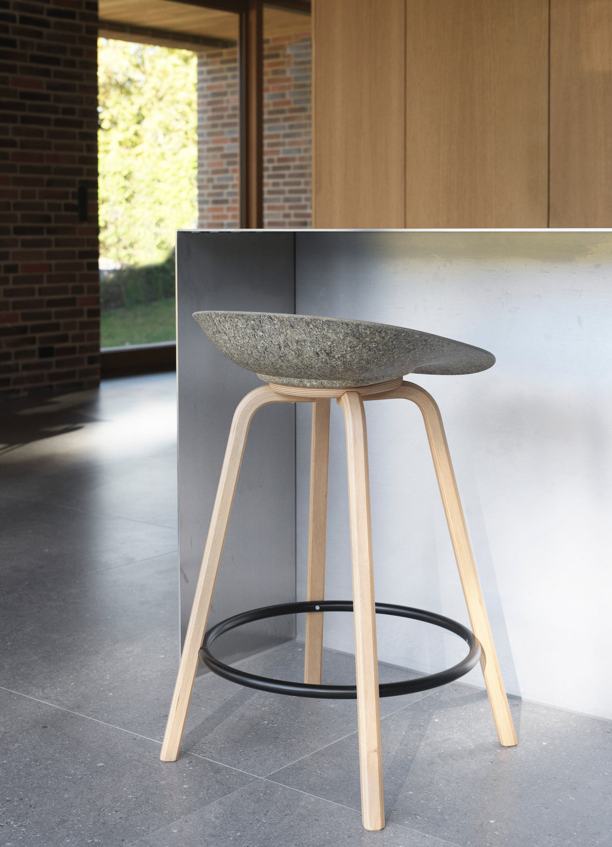 Mat Barstuhl 65 cm Buchenholz/schwarz in Hanffasern präsentiert im Onlineshop von KAQTU Design AG. Barstuhl ist von Normann Copenhagen