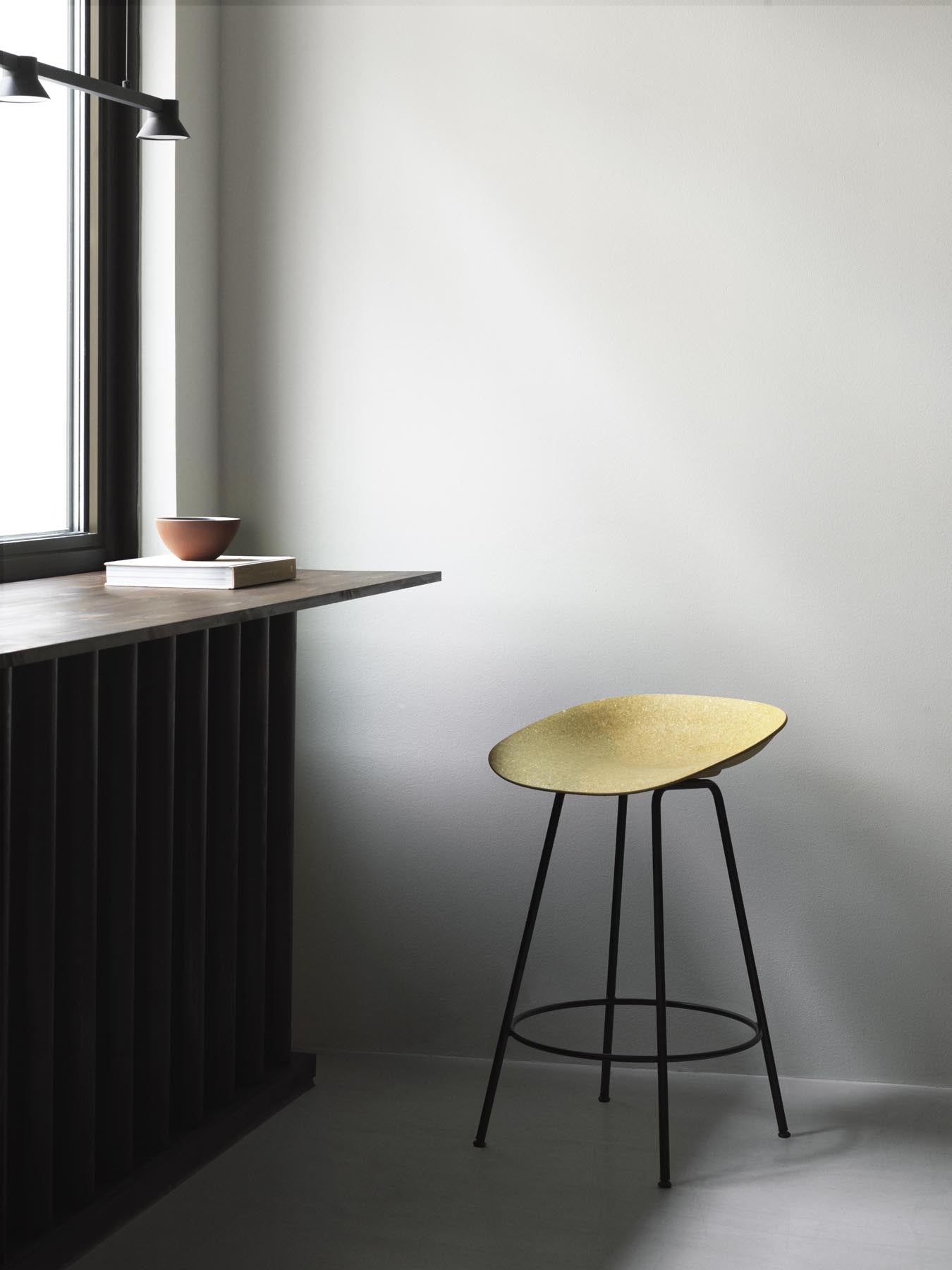 Entdecken Sie den Mat Barstuhl von Normann Copenhagen: 65 cm hoch, aus robustem schwarzem Stahl und nachhaltigem Seegras. Ideal für moderne Wohnräume.