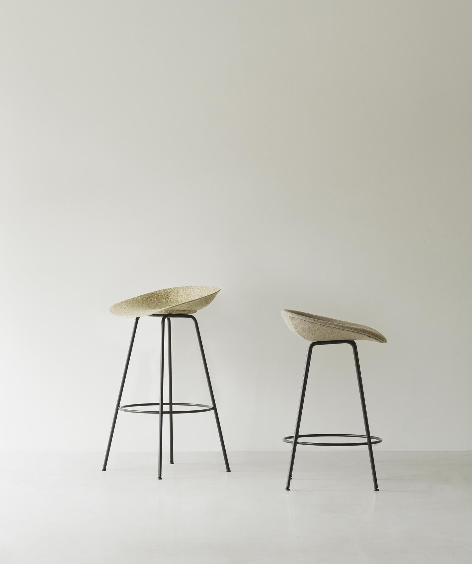 Entdecken Sie den Mat Barstuhl von Normann Copenhagen: 75 cm hoch, aus schwarzem Stahl und nachhaltigem Seegras. Ideal für stilvolle Wohnräume.