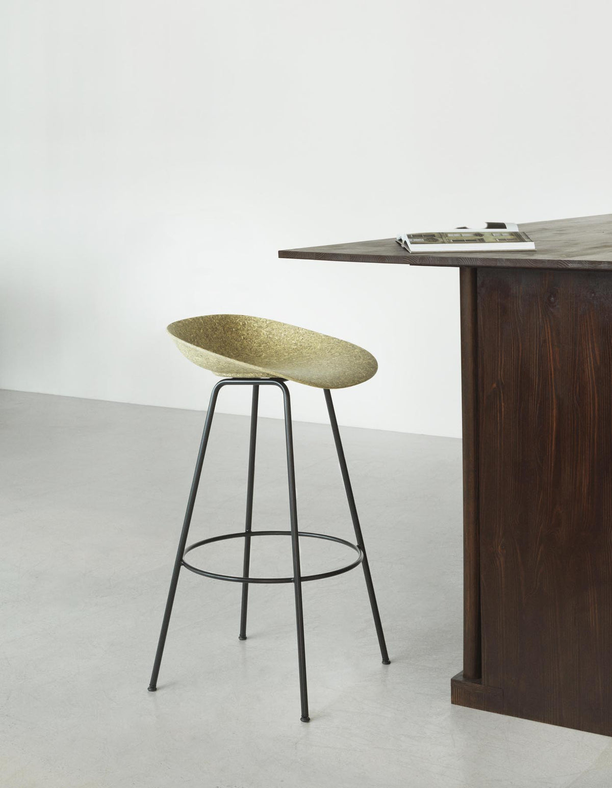 Mat Barstuhl 75 cm schwarzes Stahl Seegras in Seegras präsentiert im Onlineshop von KAQTU Design AG. Barstuhl ist von Normann Copenhagen