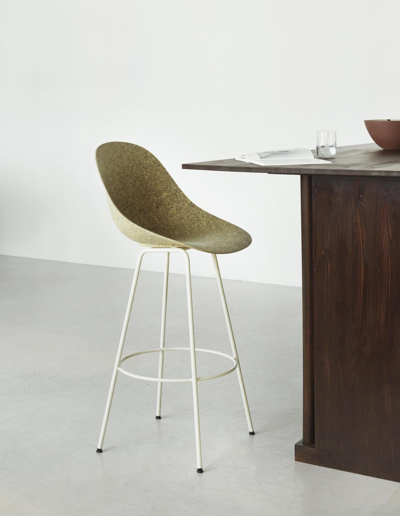 Entdecken Sie den Mat Barstuhl von Normann Copenhagen: 65 cm hoch, aus schwarzem Stahl und nachhaltigem Seegras. Ideal für moderne Wohnräume.