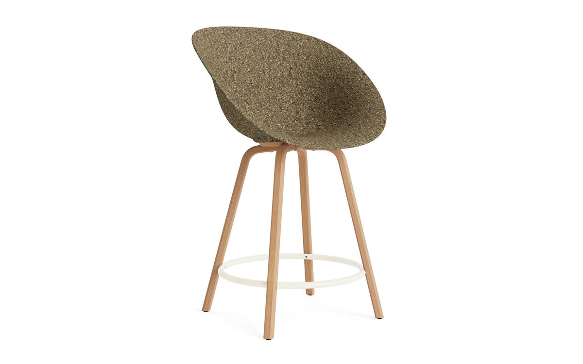 Mat Barstuhl mit Armlehne 65 cm Buchenholz/creme in Seegras präsentiert im Onlineshop von KAQTU Design AG. Barstuhl ist von Normann Copenhagen
