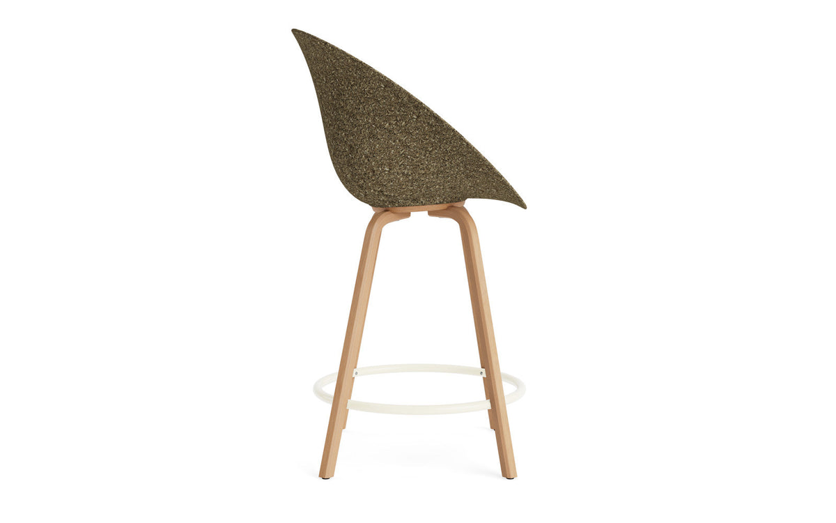 Mat Barstuhl mit Armlehne 65 cm Buchenholz/creme in Seegras präsentiert im Onlineshop von KAQTU Design AG. Barstuhl ist von Normann Copenhagen