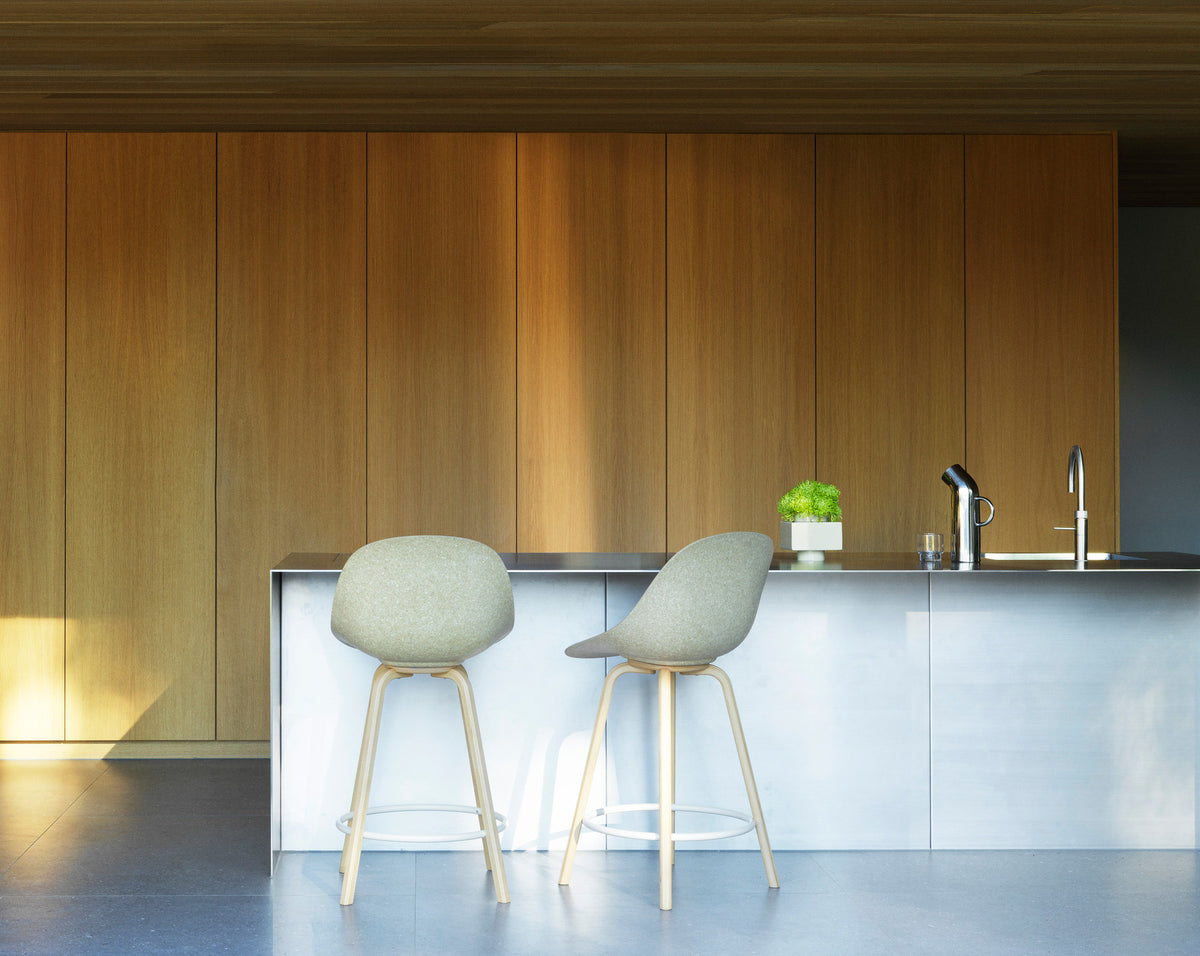 Mat Barstuhl mit Armlehne 65 cm Buchenholz/schwarz in Hanffasern präsentiert im Onlineshop von KAQTU Design AG. Barstuhl ist von Normann Copenhagen
