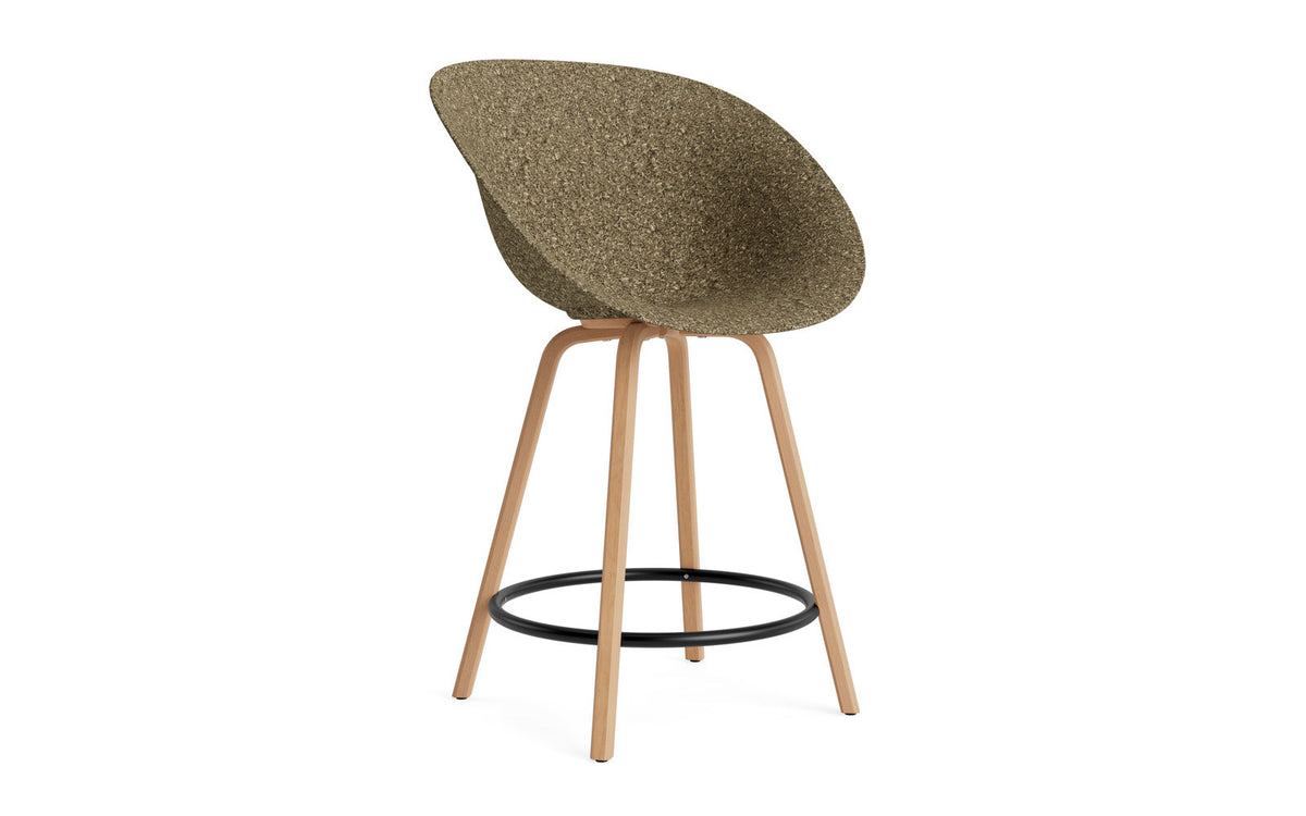 Mat Barstuhl mit Armlehne 65 cm Buchenholz/schwarz in Seegras präsentiert im Onlineshop von KAQTU Design AG. Barstuhl ist von Normann Copenhagen