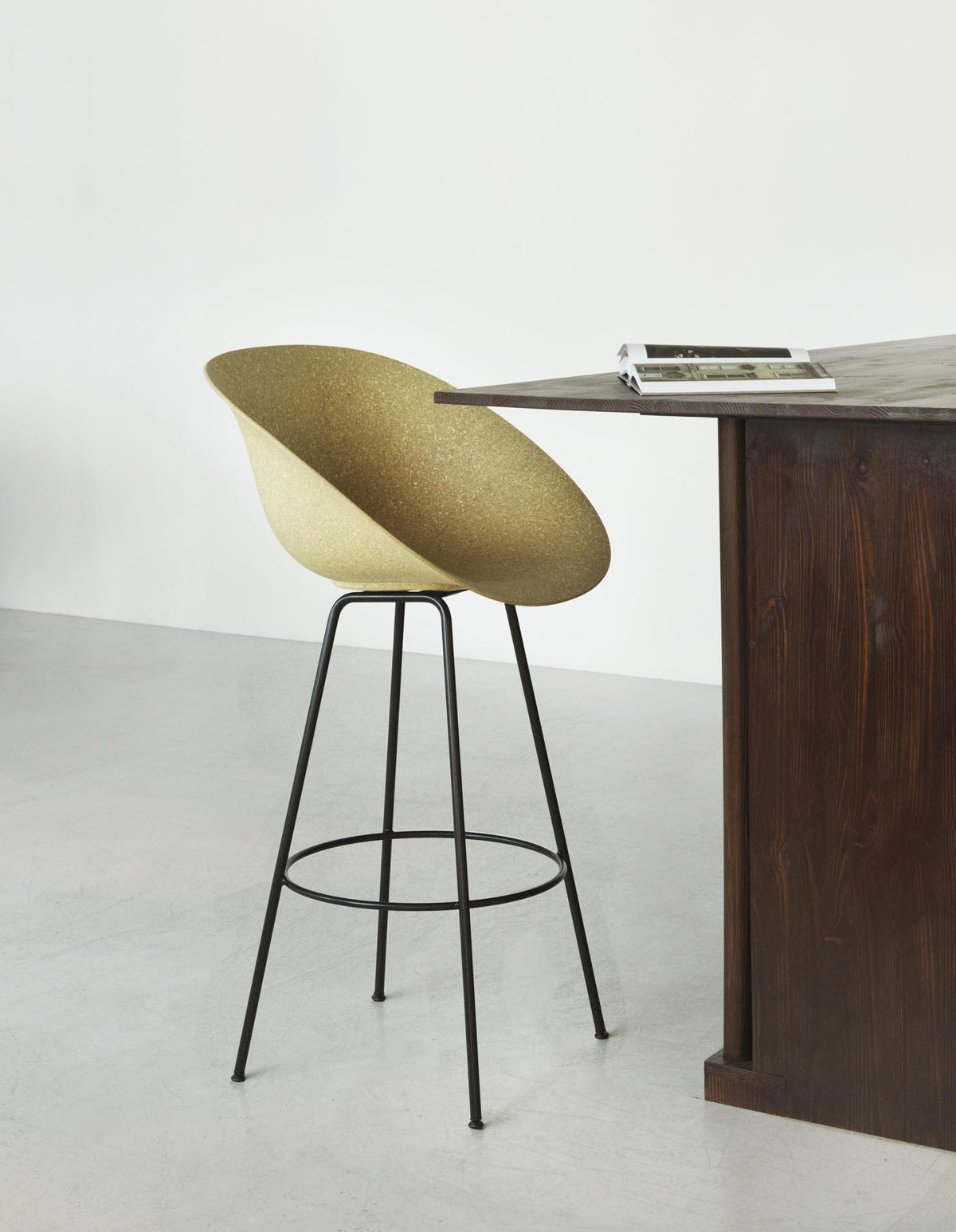Mat Barstuhl mit Armlehne 65 cm Creme stahl Hanf in Hanf präsentiert im Onlineshop von KAQTU Design AG. Barstuhl ist von Normann Copenhagen