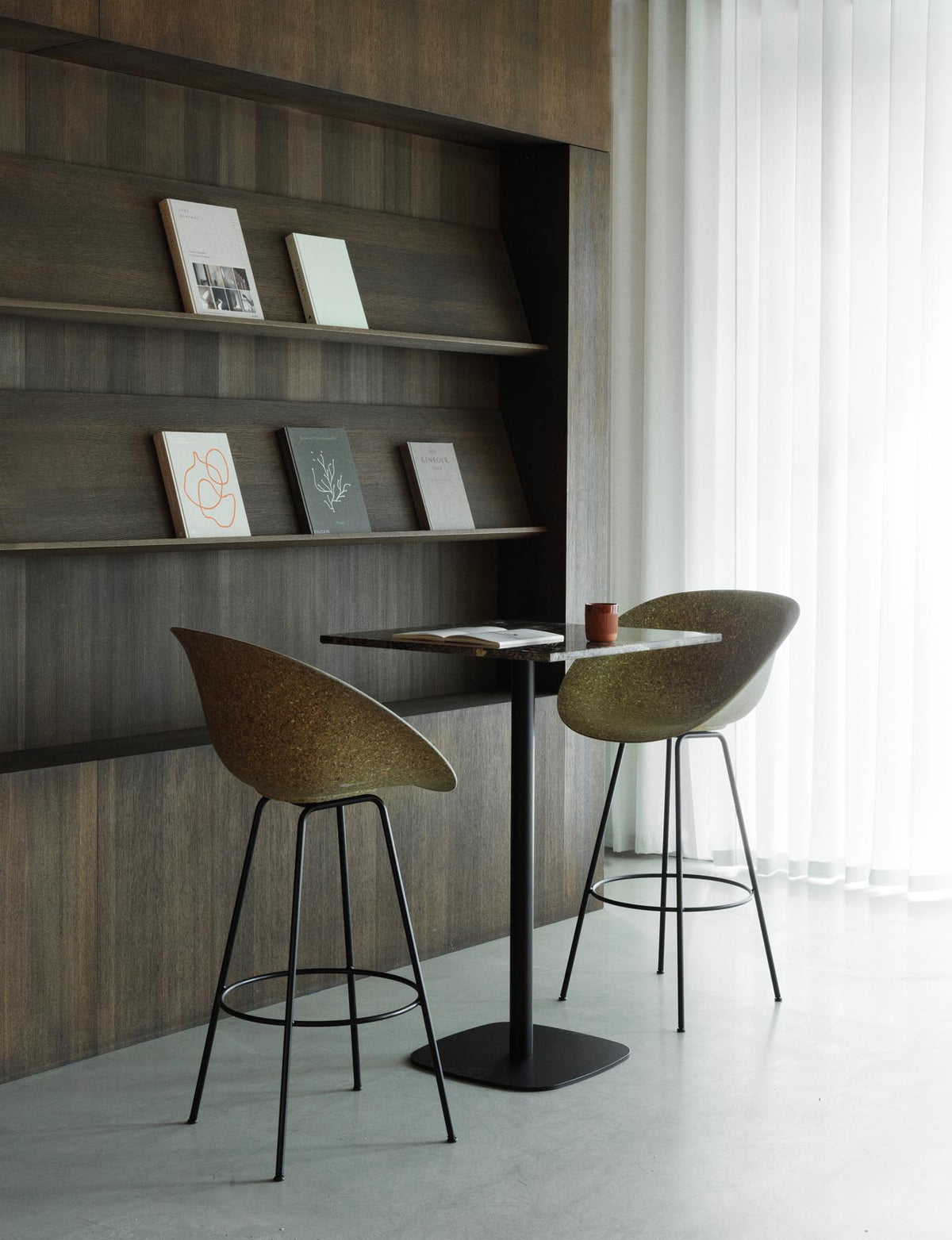 Mat Barstuhl mit Armlehne 65 cm schwarzes Stahl Hanf in Hanf präsentiert im Onlineshop von KAQTU Design AG. Barstuhl ist von Normann Copenhagen