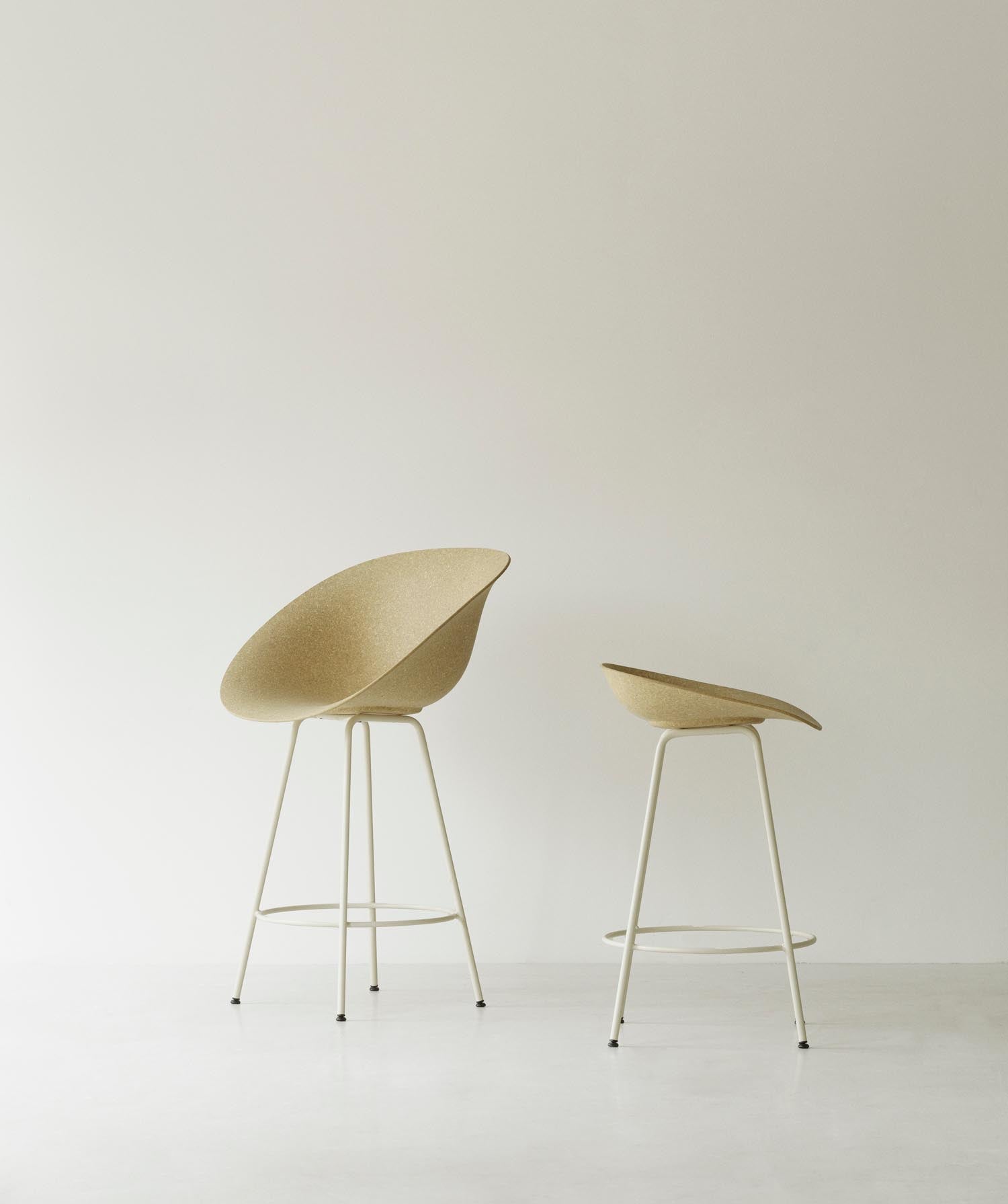 Entdecken Sie den eleganten Mat Barstuhl mit Armlehne von Normann Copenhagen. Nachhaltig aus schwarzem Stahl und Seegras gefertigt, vereint er modernes Design mit Umweltbewusstsein.