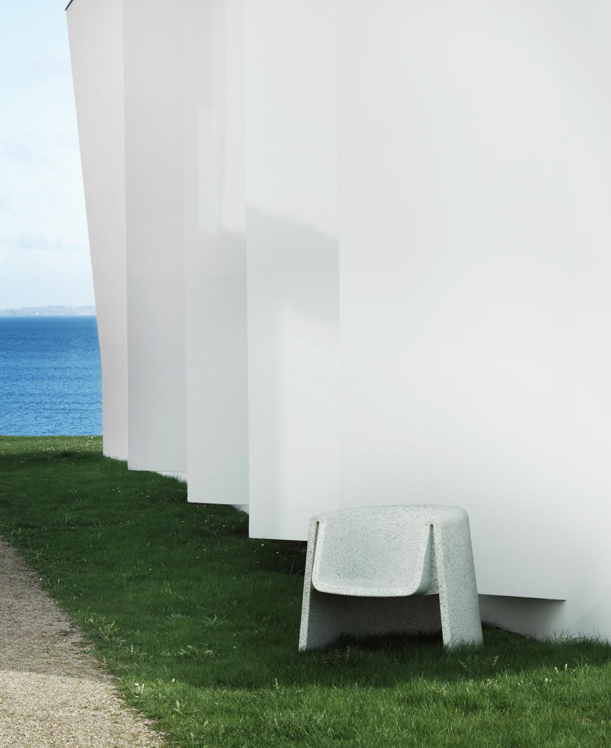Weisser Bit Loungesessel mit Armlehnen von Normann Copenhagen, hergestellt aus recyceltem Kunststoff mit pixeliger Oberflächenstruktur.