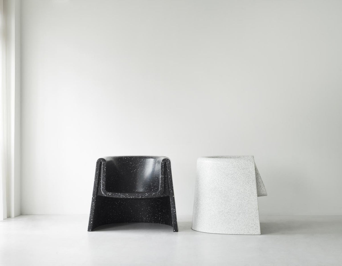 Weisser Bit Loungesessel mit Armlehnen von Normann Copenhagen, hergestellt aus recyceltem Kunststoff mit pixeliger Oberflächenstruktur.