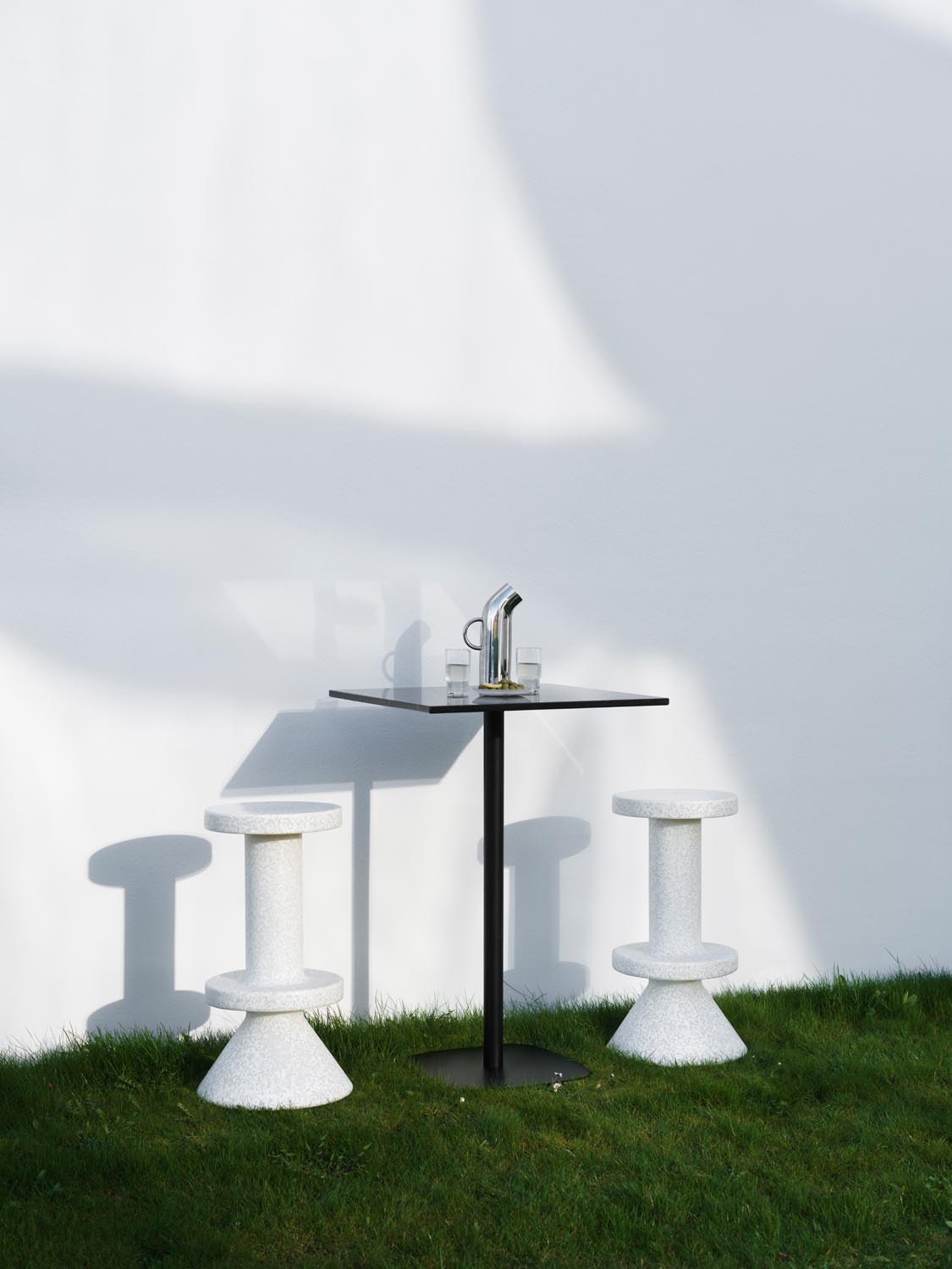 Weisser Barhocker Bit Barstool 65 cm von Normann Copenhagen aus recyceltem Kunststoff mit pixeligem Muster und Aluminiumgestell.
