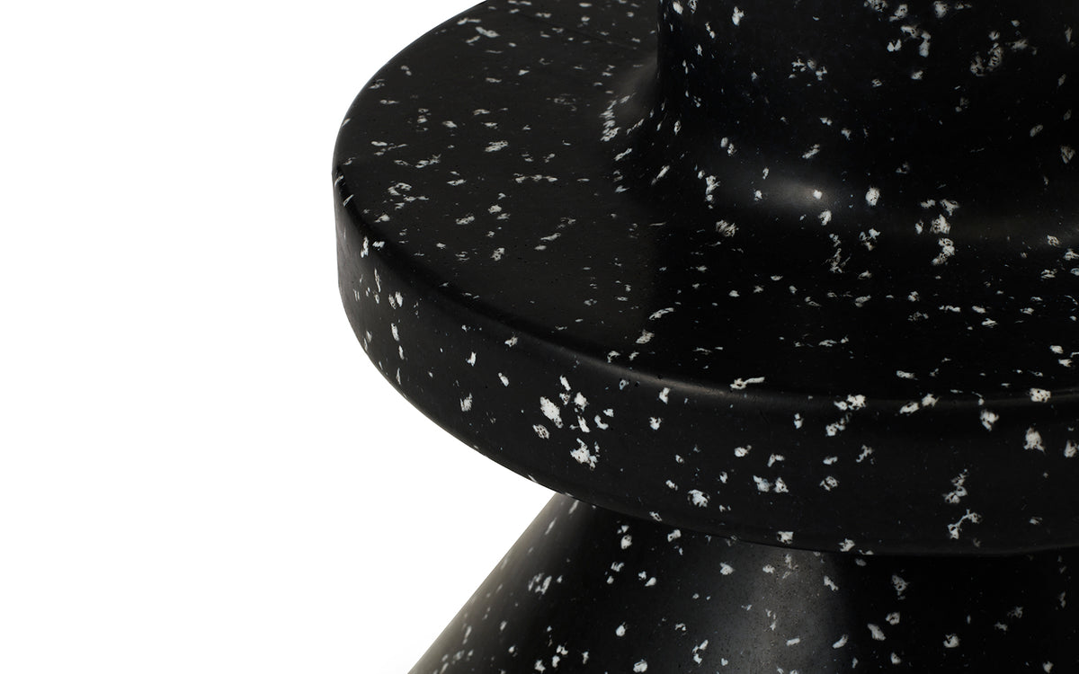 Weisser Barhocker Bit Barstool 65 cm von Normann Copenhagen aus recyceltem Kunststoff mit pixeligem Muster und Aluminiumgestell.