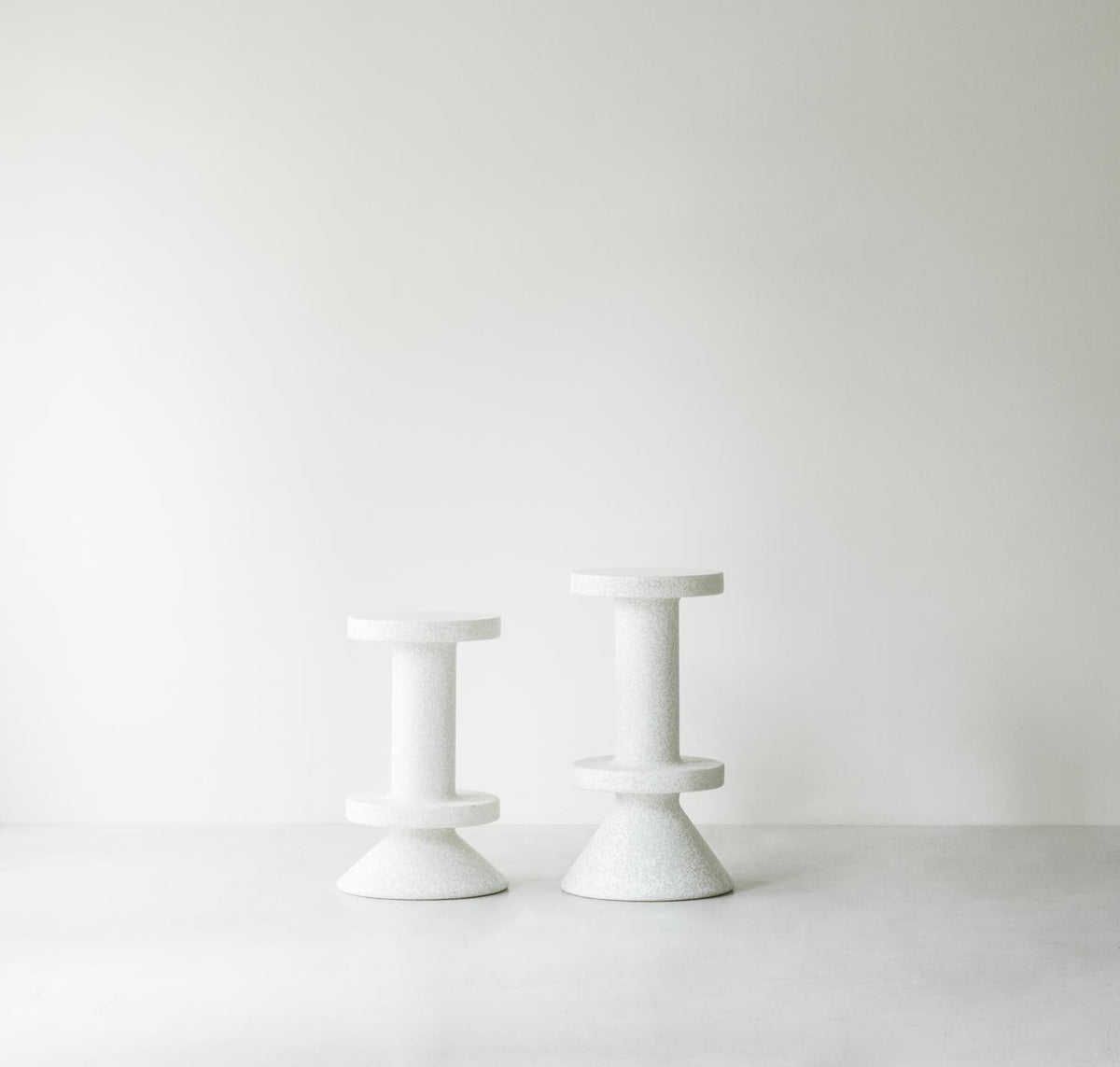 Weisser Barstuhl Bit von Normann Copenhagen aus recyceltem Kunststoff mit pixeligem Muster, Aluminium- und Edelstahlelementen, Sitzhöhe 75 cm.