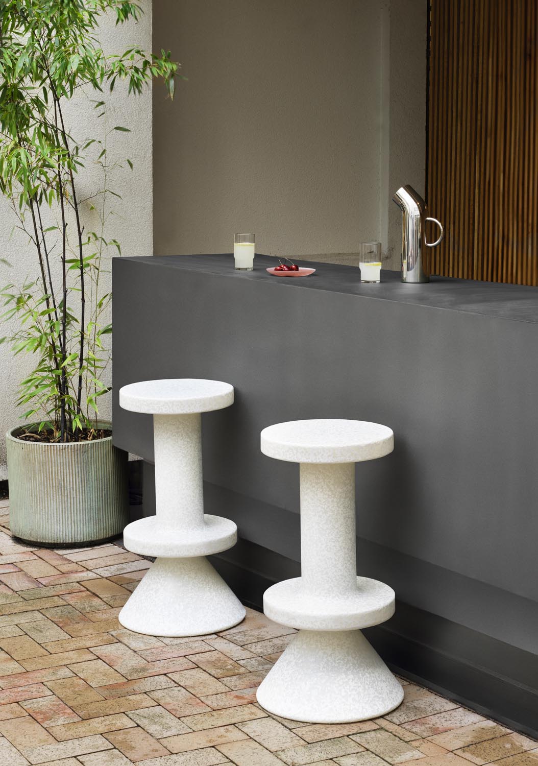 Weisser Barstuhl Bit von Normann Copenhagen aus recyceltem Kunststoff mit pixeligem Muster, Aluminium- und Edelstahlelementen, Sitzhöhe 75 cm.