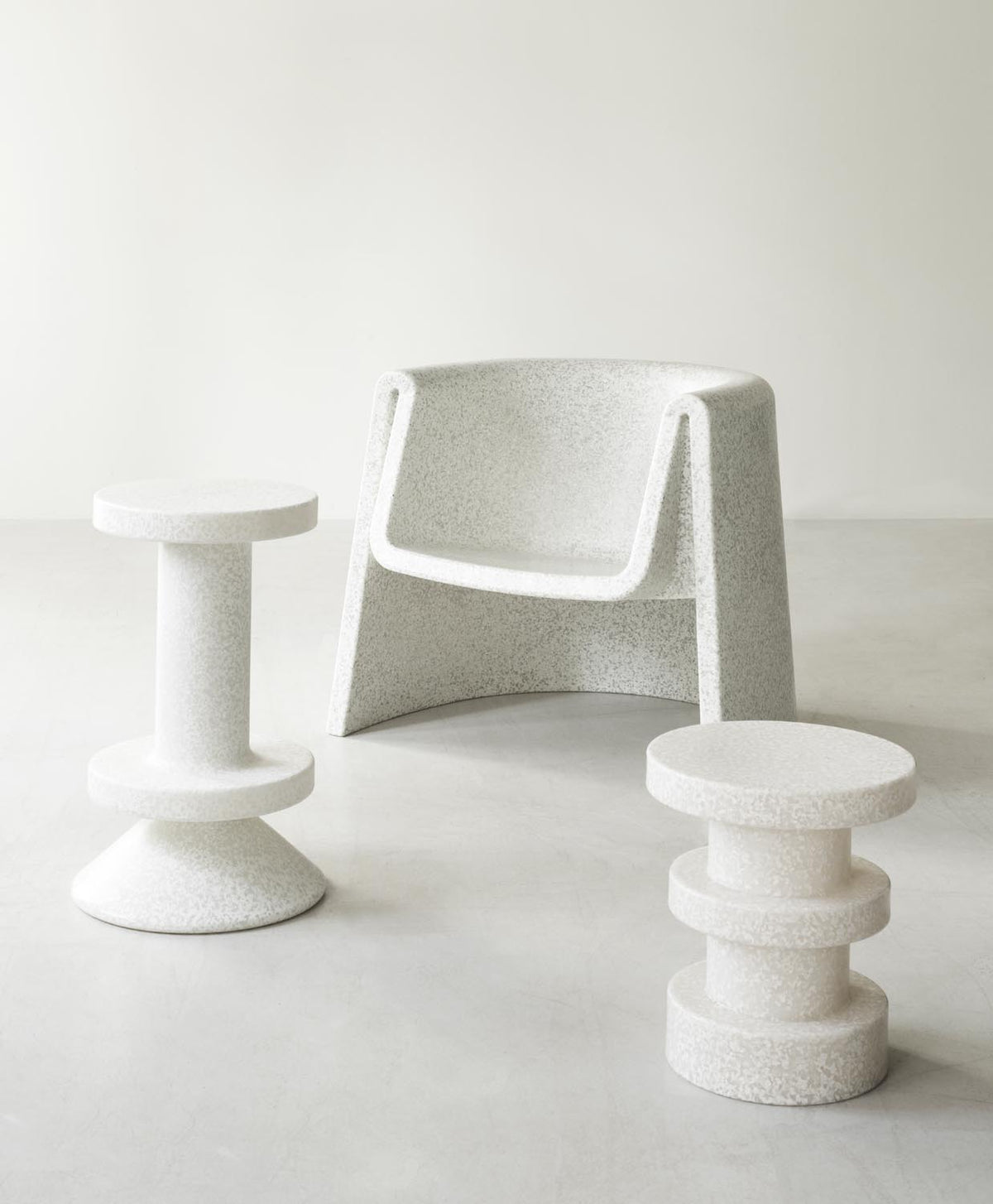 Weisser Barstuhl Bit von Normann Copenhagen aus recyceltem Kunststoff mit pixeligem Muster, Aluminium- und Edelstahlelementen, Sitzhöhe 75 cm.