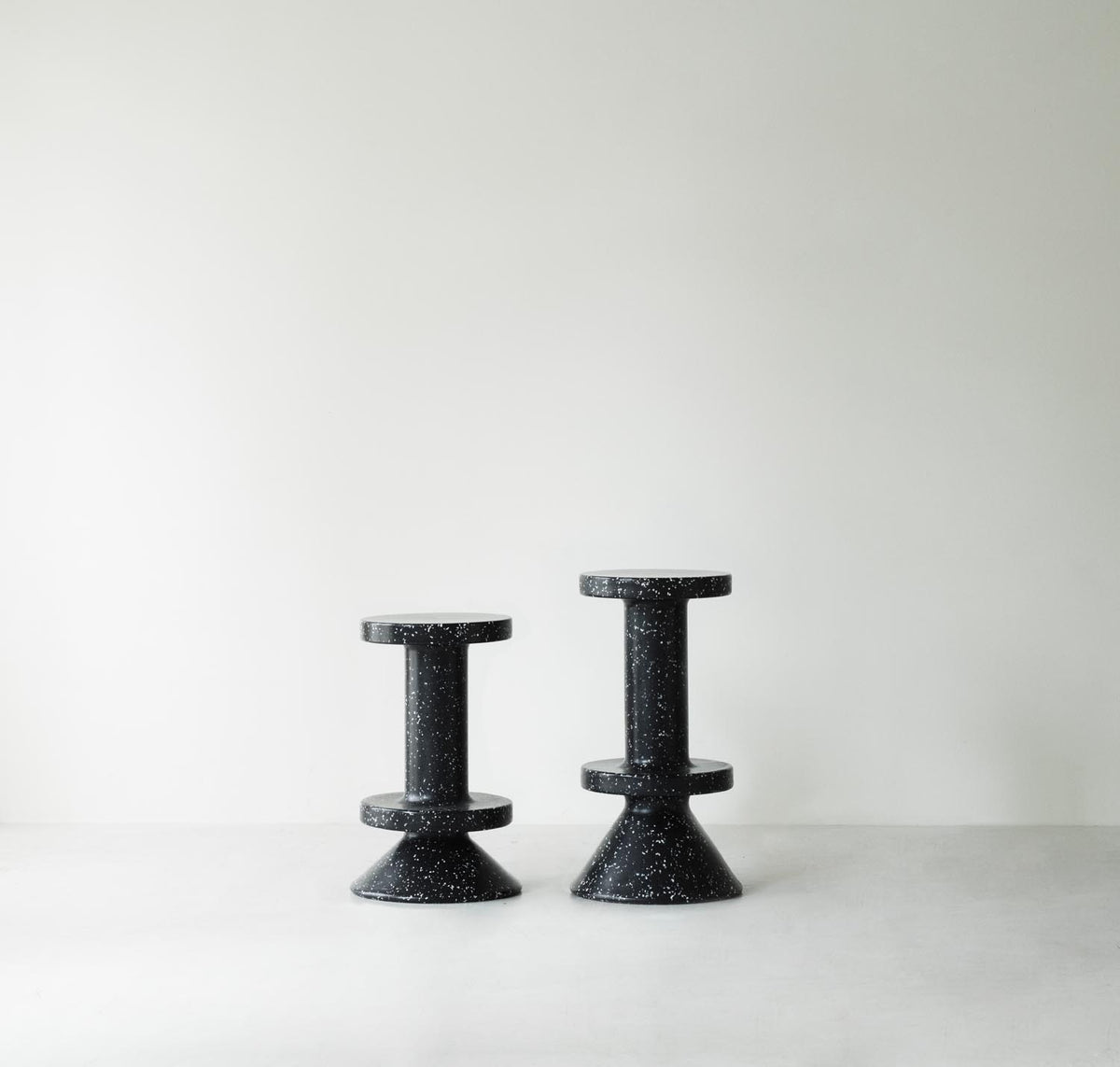 Weisser Barstuhl Bit von Normann Copenhagen aus recyceltem Kunststoff mit pixeligem Muster, Aluminium- und Edelstahlelementen, Sitzhöhe 75 cm.