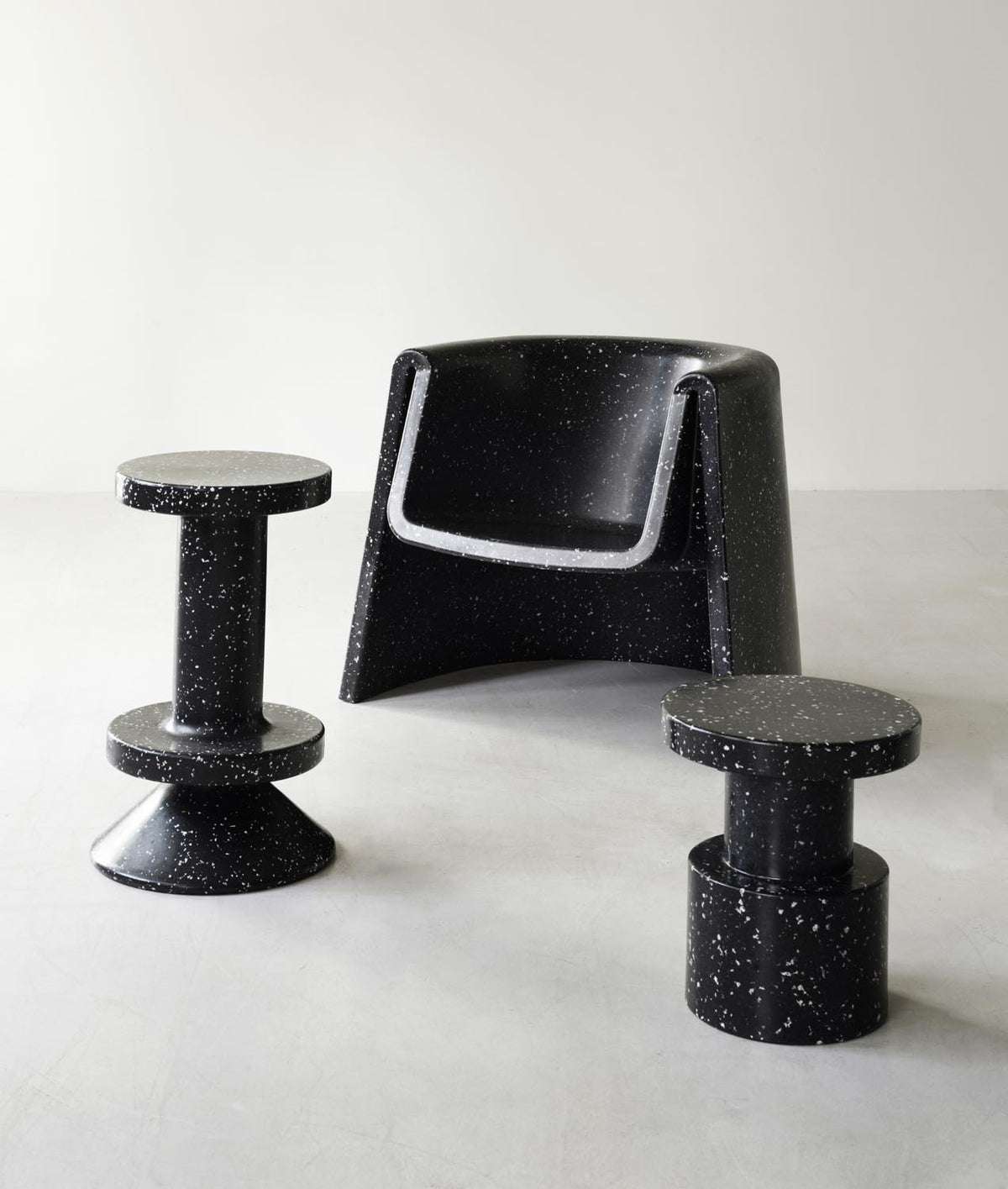 Weisser Barstuhl Bit von Normann Copenhagen aus recyceltem Kunststoff mit pixeligem Muster, Aluminium- und Edelstahlelementen, Sitzhöhe 75 cm.