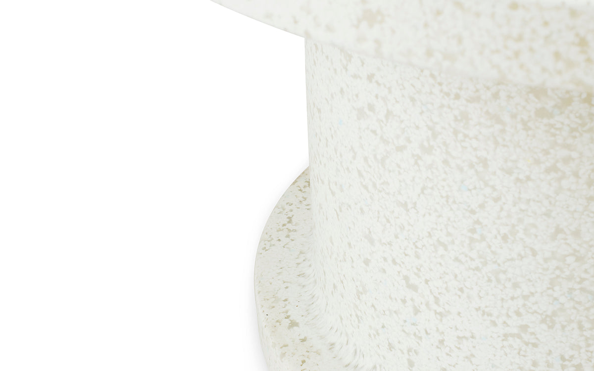Weisser runder Bit Couchtisch von Normann Copenhagen aus recyceltem Kunststoff mit pixeligem Muster, geeignet für Innen- und Aussenbereich.