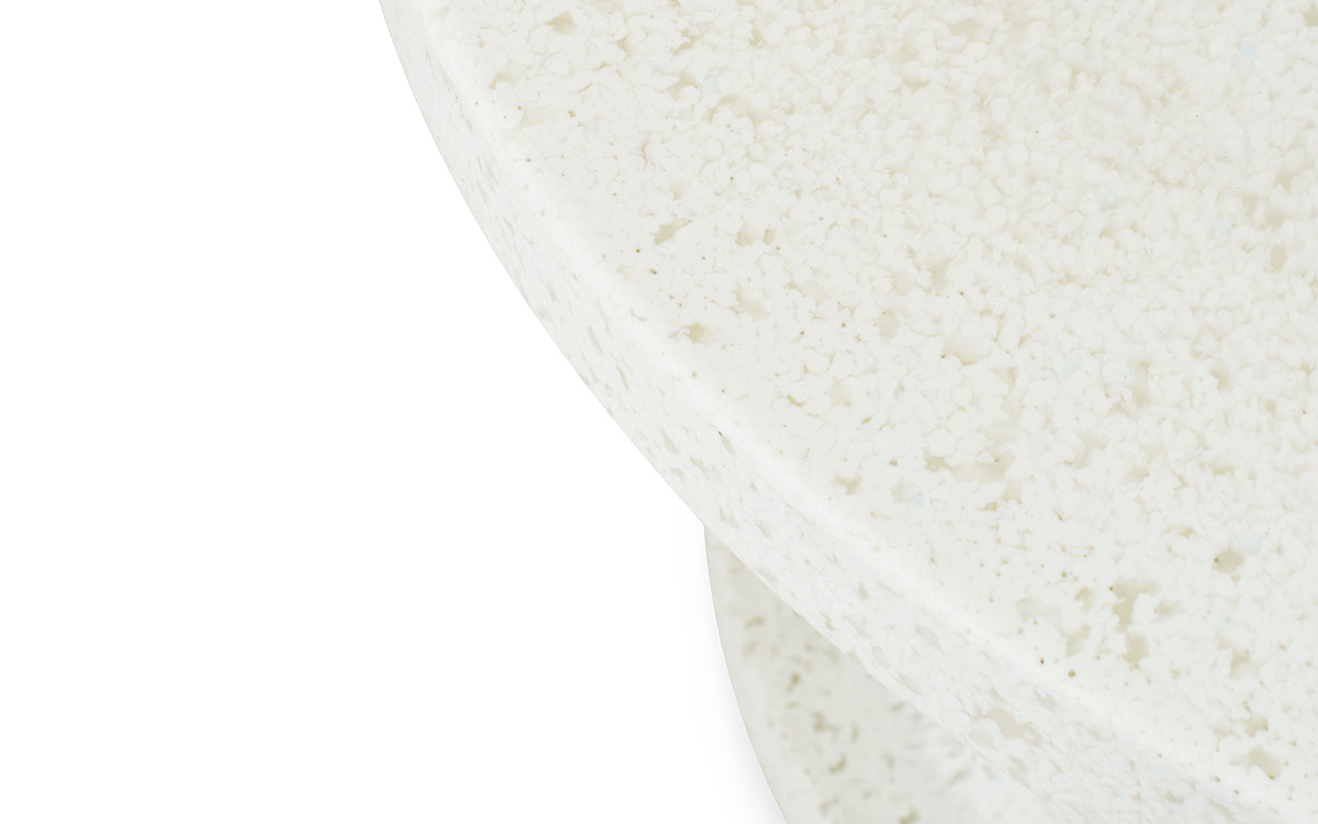 Weisser runder Bit Couchtisch von Normann Copenhagen aus recyceltem Kunststoff mit pixeligem Muster, geeignet für Innen- und Aussenbereich.