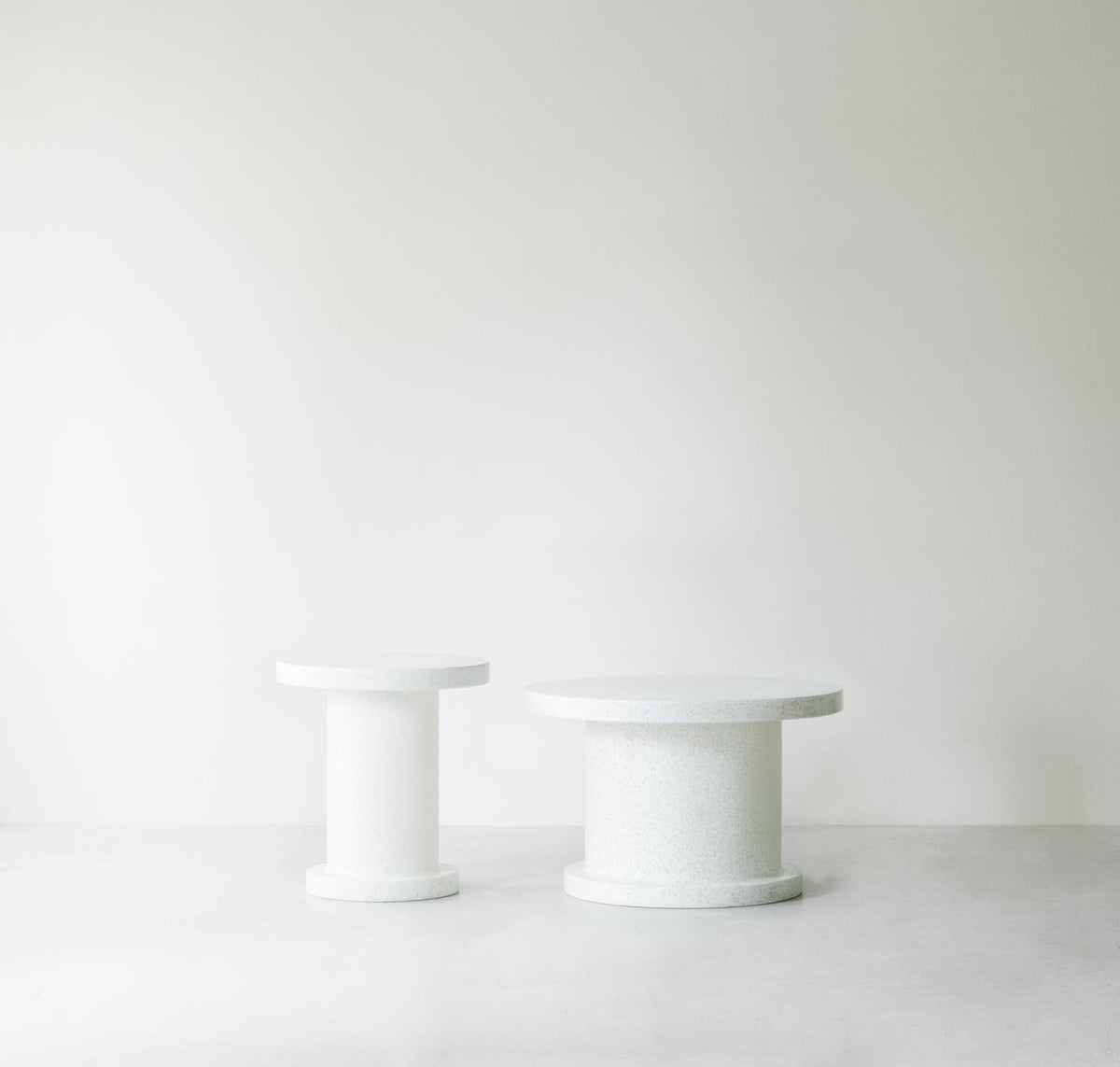Weisser runder Bit Couchtisch von Normann Copenhagen aus recyceltem Kunststoff mit pixeligem Muster, geeignet für Innen- und Aussenbereich.