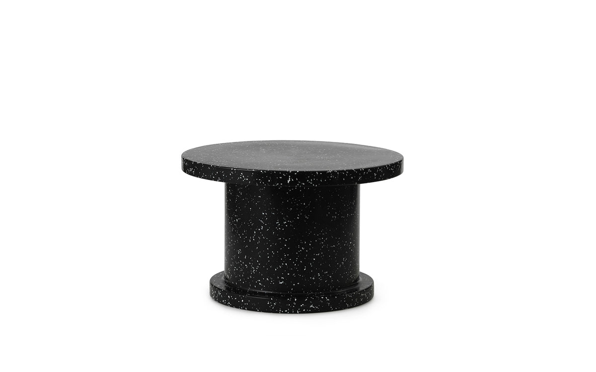 Weisser runder Bit Couchtisch von Normann Copenhagen aus recyceltem Kunststoff mit pixeligem Muster, geeignet für Innen- und Aussenbereich.