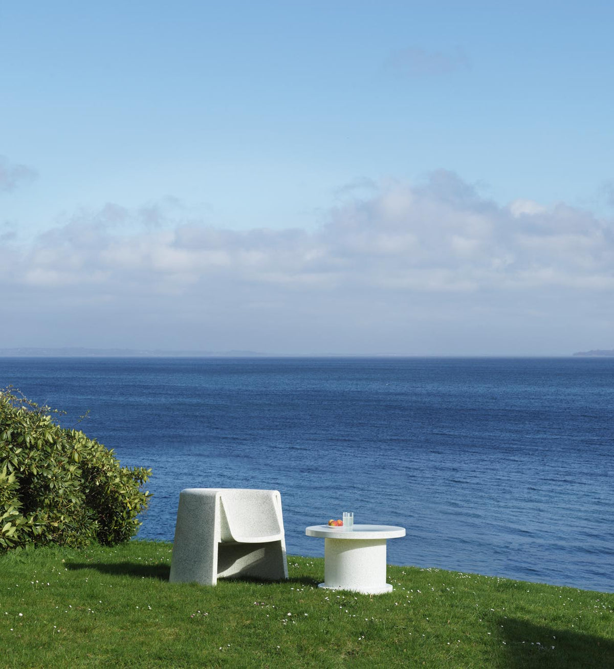 Weisser runder Bit Couchtisch von Normann Copenhagen aus recyceltem Kunststoff mit pixeligem Muster, geeignet für Innen- und Aussenbereich.