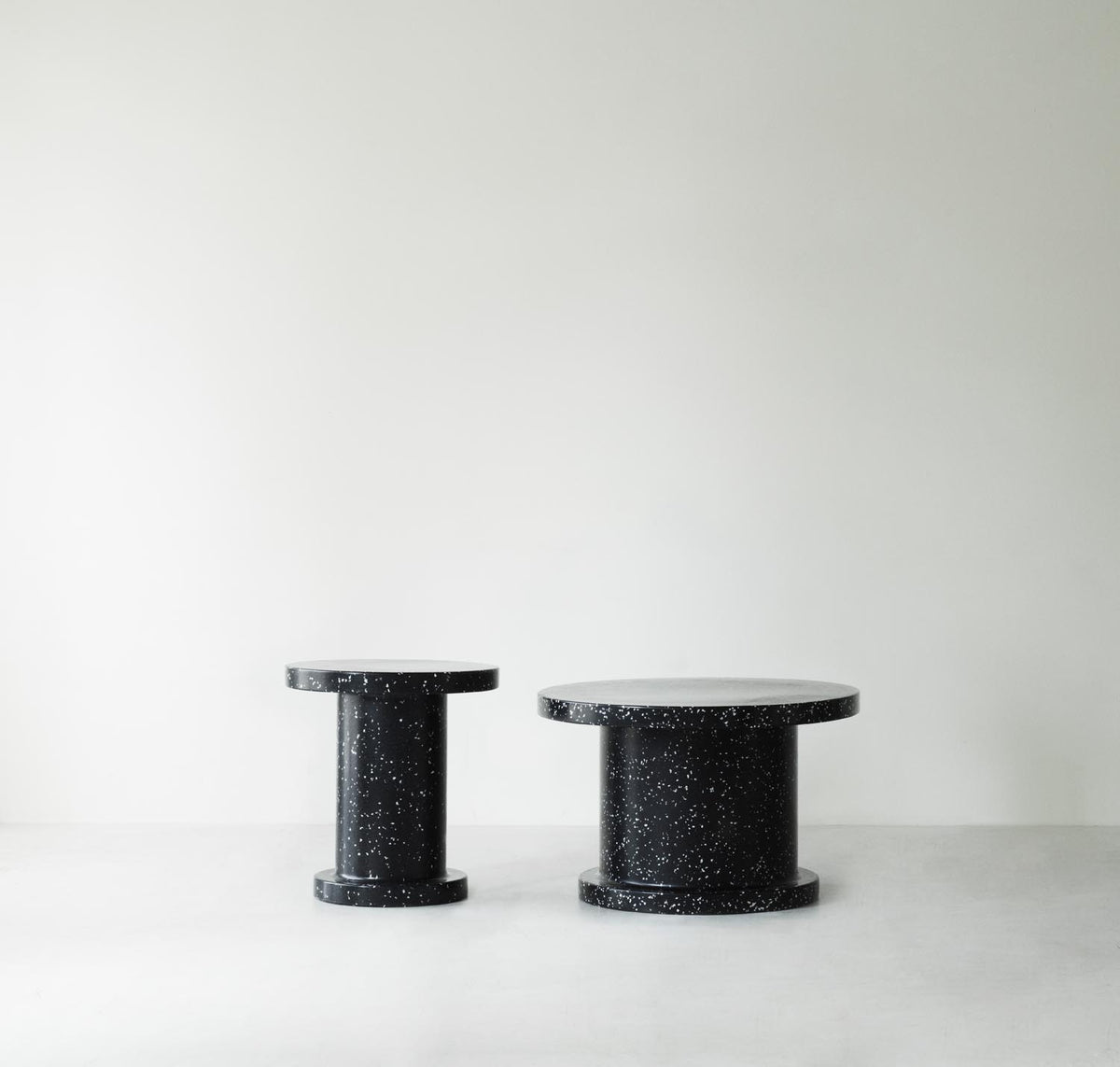 Weisser runder Bit Couchtisch von Normann Copenhagen aus recyceltem Kunststoff mit pixeligem Muster, geeignet für Innen- und Aussenbereich.