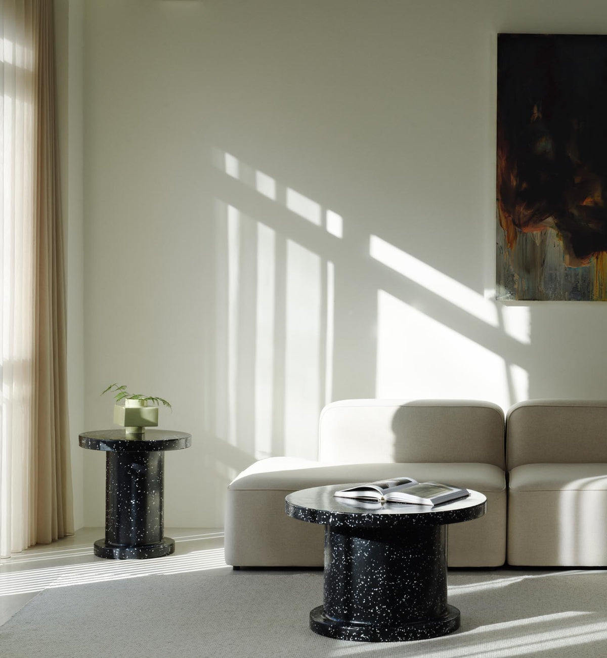 Weisser runder Bit Couchtisch von Normann Copenhagen aus recyceltem Kunststoff mit pixeligem Muster, geeignet für Innen- und Aussenbereich.