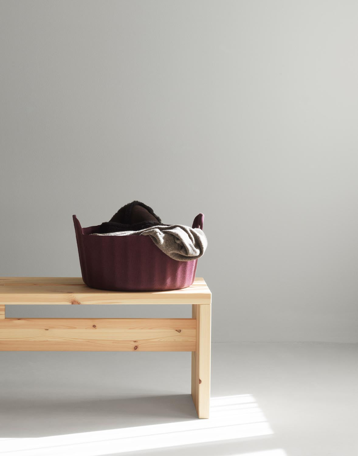 Colu Basket in Burgundy präsentiert im Onlineshop von KAQTU Design AG. Büromaterial ist von Normann Copenhagen