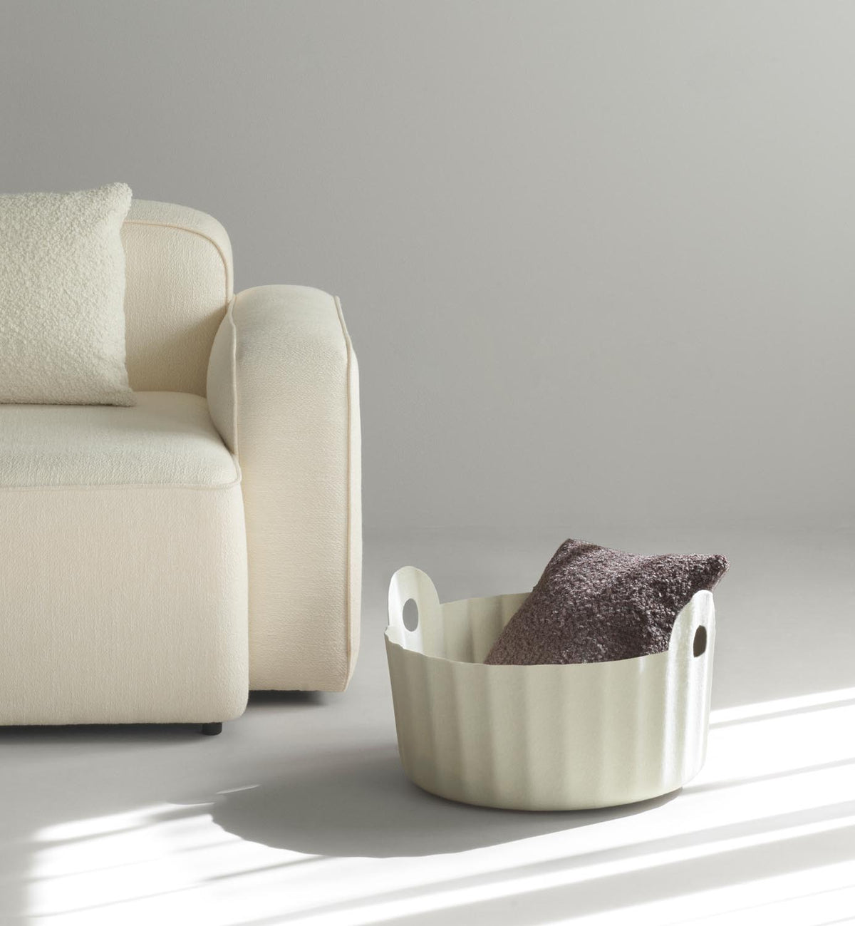 Colu Basket in Burgundy präsentiert im Onlineshop von KAQTU Design AG. Büromaterial ist von Normann Copenhagen