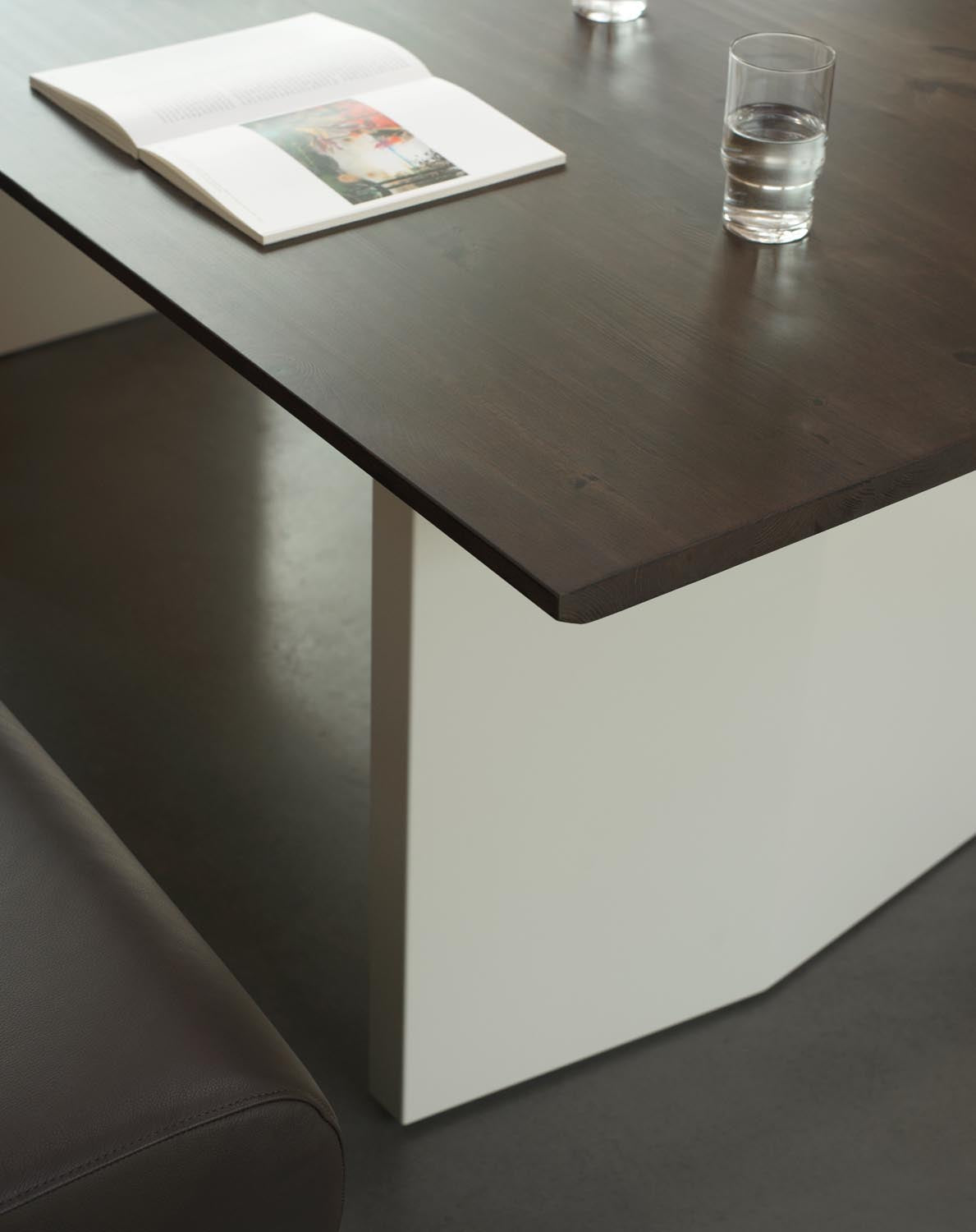 Esstisch Panel Table von Normann Copenhagen mit dunkelbraun gebeizter Kiefernholzplatte und schwarzem, pulverbeschichtetem Stahluntergestell, schräg geschnittene Kanten.