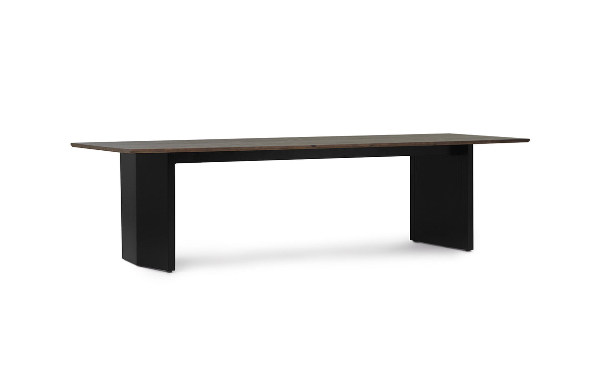 Esstisch Panel Table von Normann Copenhagen mit dunkelbrauner Kiefernholzplatte und schrägen Beinen aus pulverbeschichtetem Stahl.
