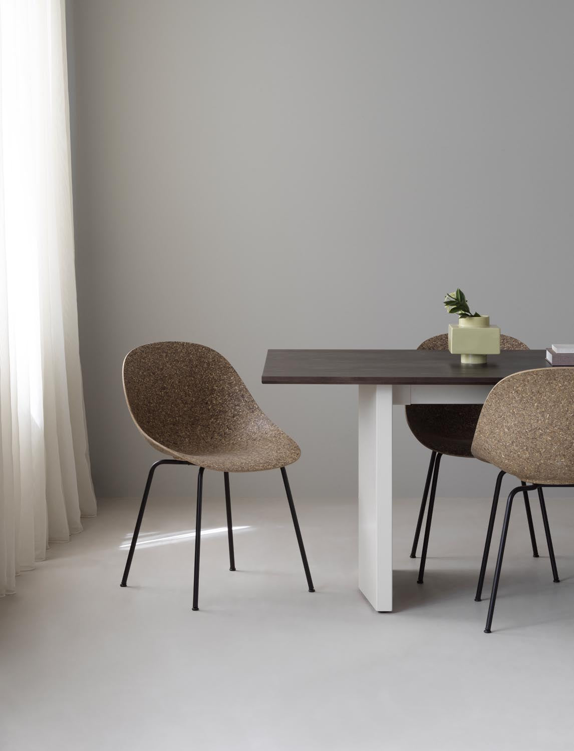 Esstisch Panel Table von Normann Copenhagen mit dunkelbrauner Kiefernholzplatte und schrägen Beinen aus pulverbeschichtetem Stahl.