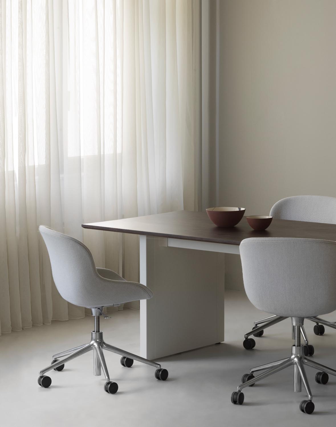 Esstisch Panel Table von Normann Copenhagen mit dunkelbrauner Kiefernholzplatte und schrägen Beinen aus pulverbeschichtetem Stahl.