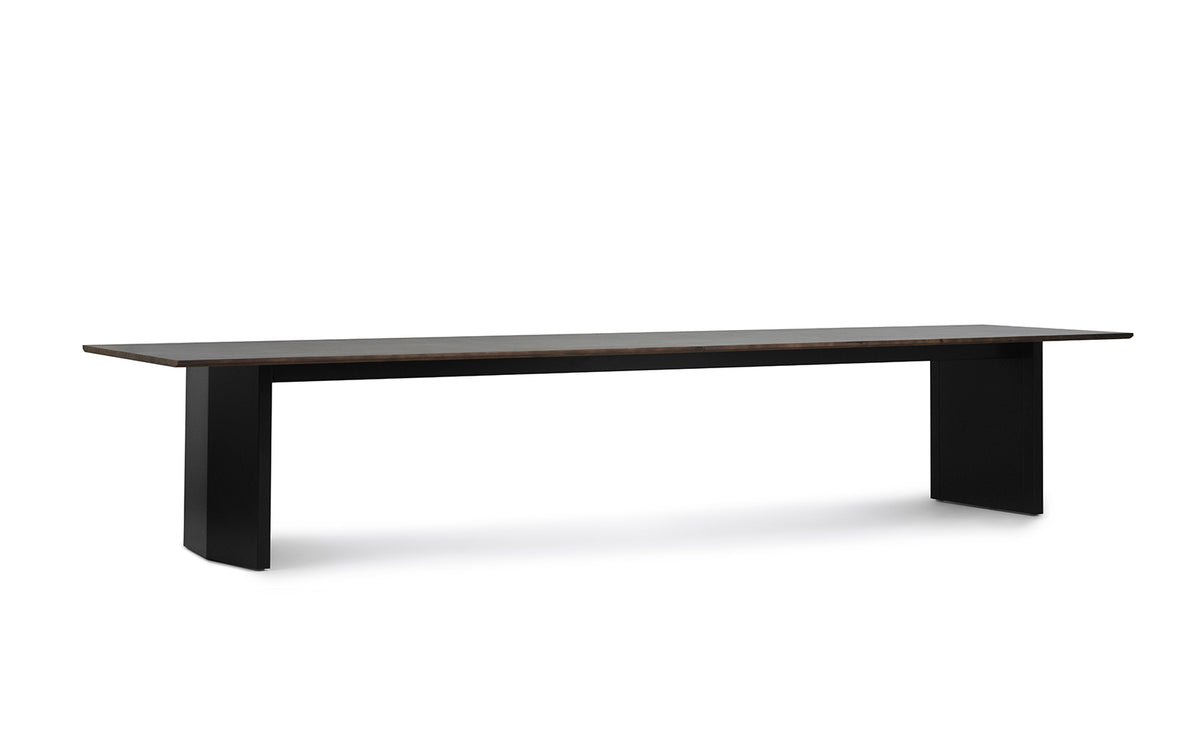 Esstisch Panel Table von Normann Copenhagen mit Tischplatte aus Kiefernholz in Dunkelbraun und schwarzem Stahluntergestell, 420x100 cm.