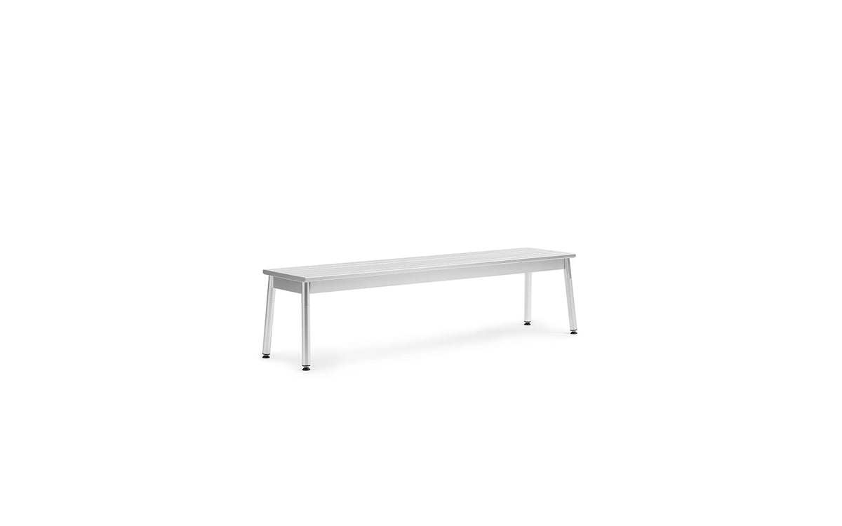 Gartenbank Ex von Normann Copenhagen aus eloxiertem Aluminium mit schlanken, leicht versetzten Profilen und vier angewinkelten Beinen.