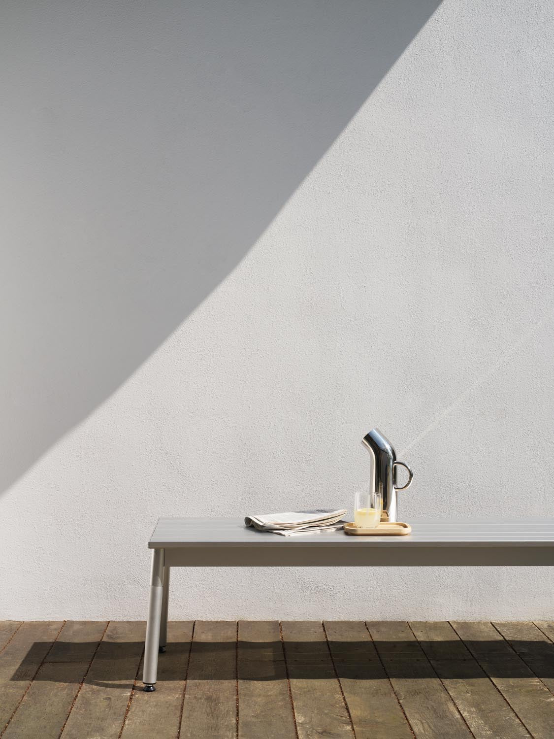 Gartenbank Ex von Normann Copenhagen aus eloxiertem Aluminium mit schlanken, leicht versetzten Profilen und vier angewinkelten Beinen.