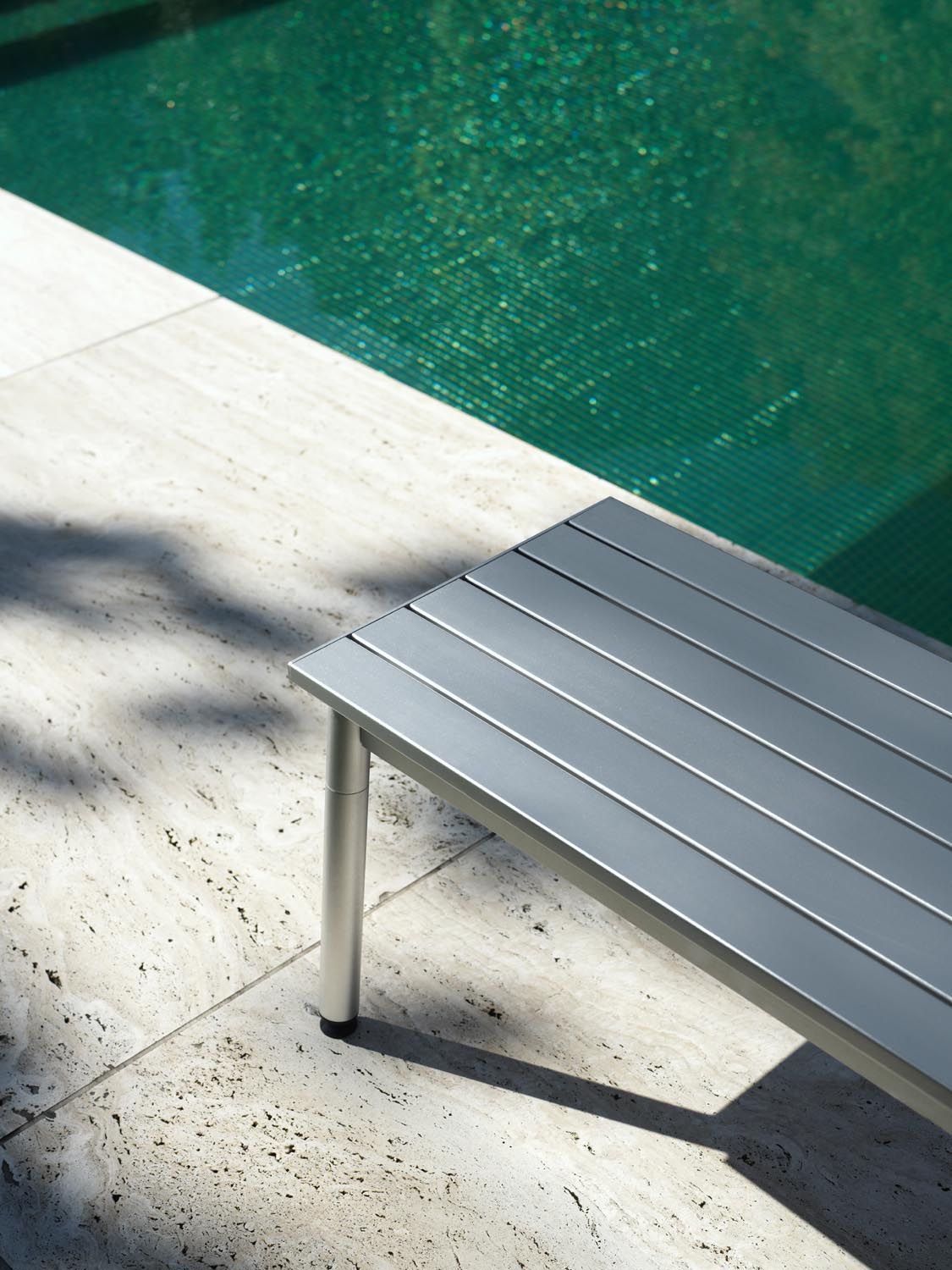 Gartenbank Ex von Normann Copenhagen aus eloxiertem Aluminium mit schlanken, leicht versetzten Profilen und vier angewinkelten Beinen.